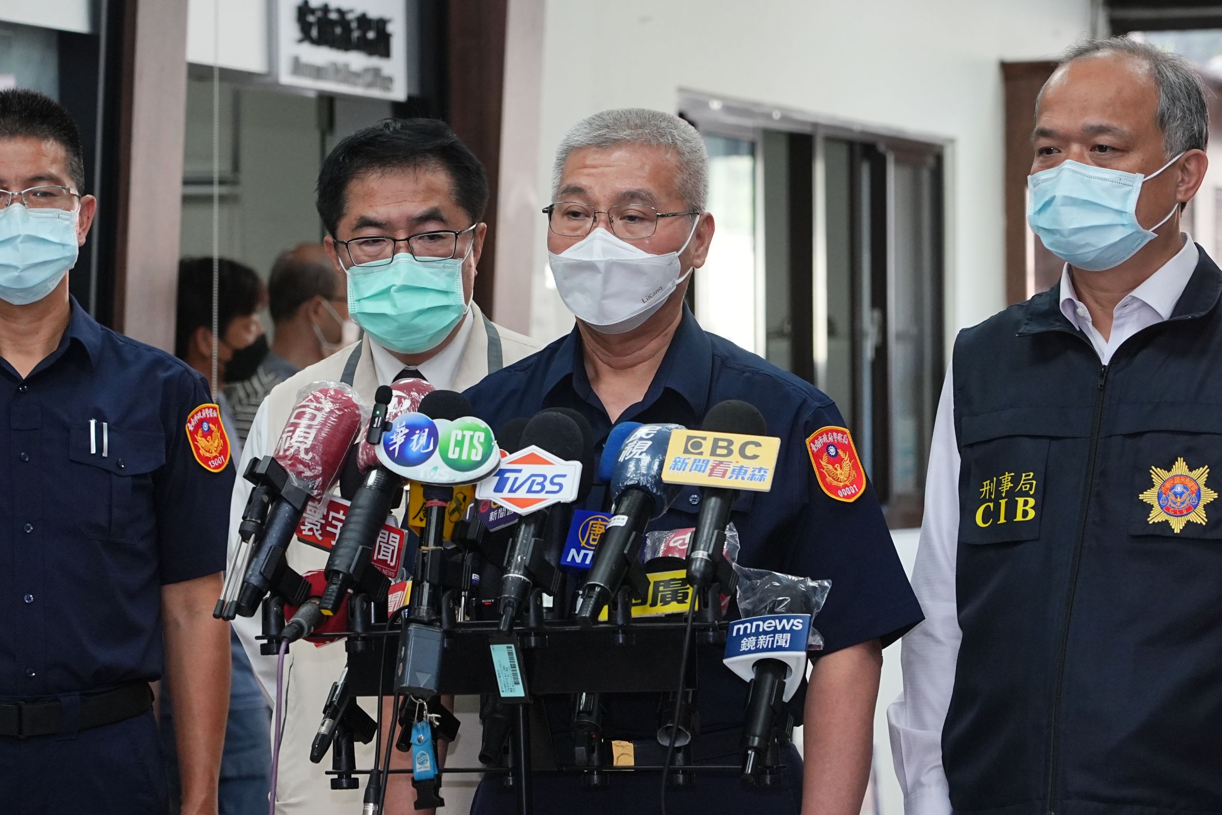 台南市警察局舉行殺警案記者會，局長方仰寧敘述案發經過。