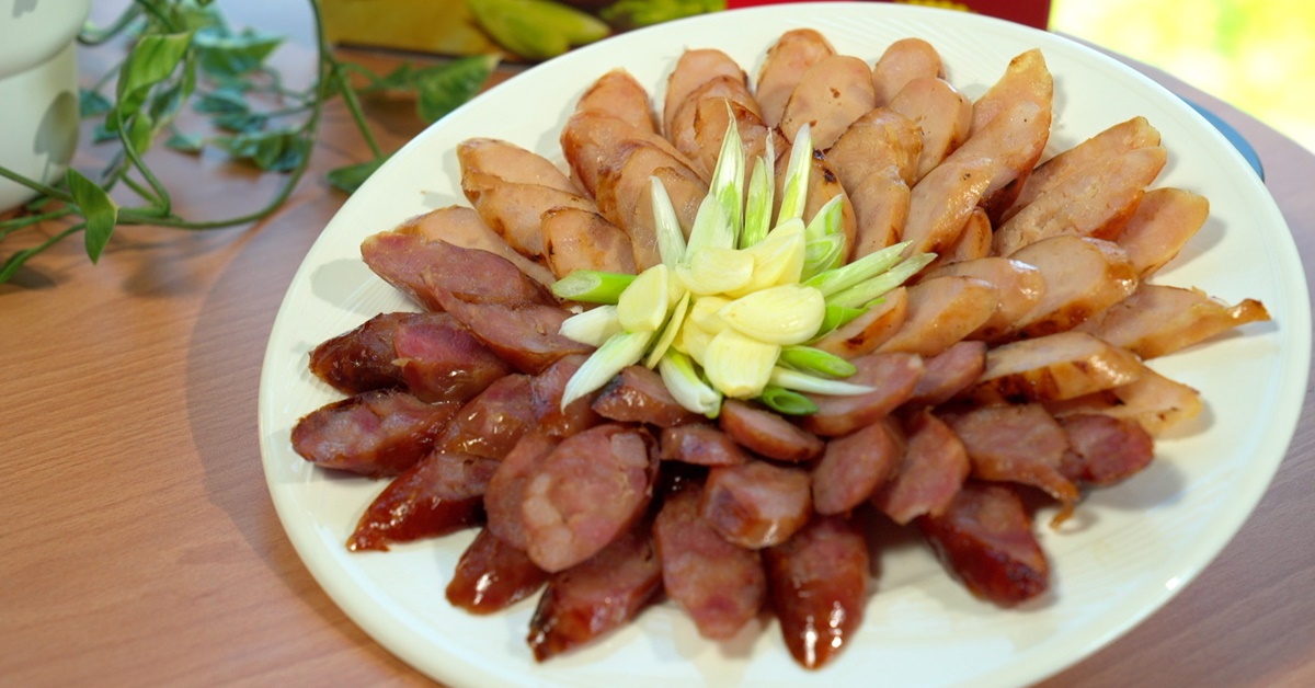 台酒最受歡迎的「紅麴香腸」又再推出新品「紅露香腸」、「紅露雞肉香腸」。