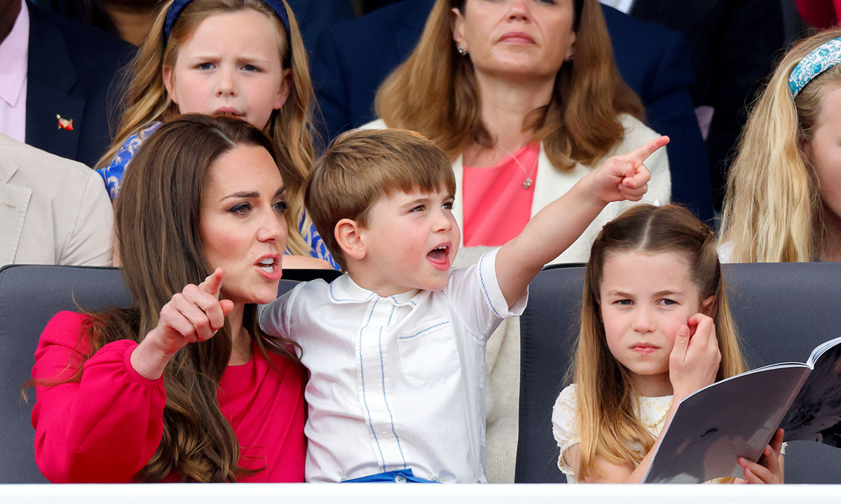 凱特王妃（左起）的次子路易王子、長女夏綠蒂公主非常可愛。（翻攝AaronRFernandes推特）