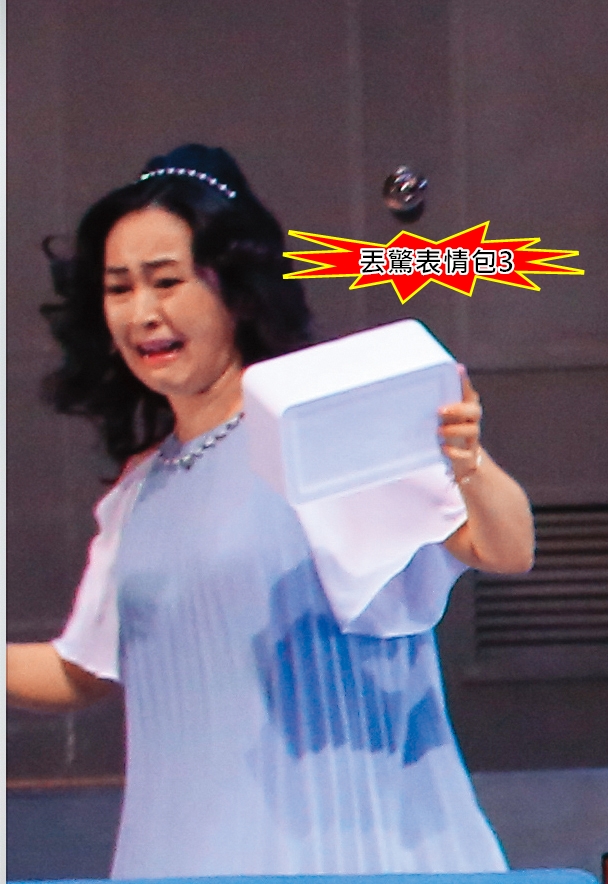 蔡燦得現身舞台劇《四姊妹》首演，這表情是「跨丟鬼」吧？恐怖喔～