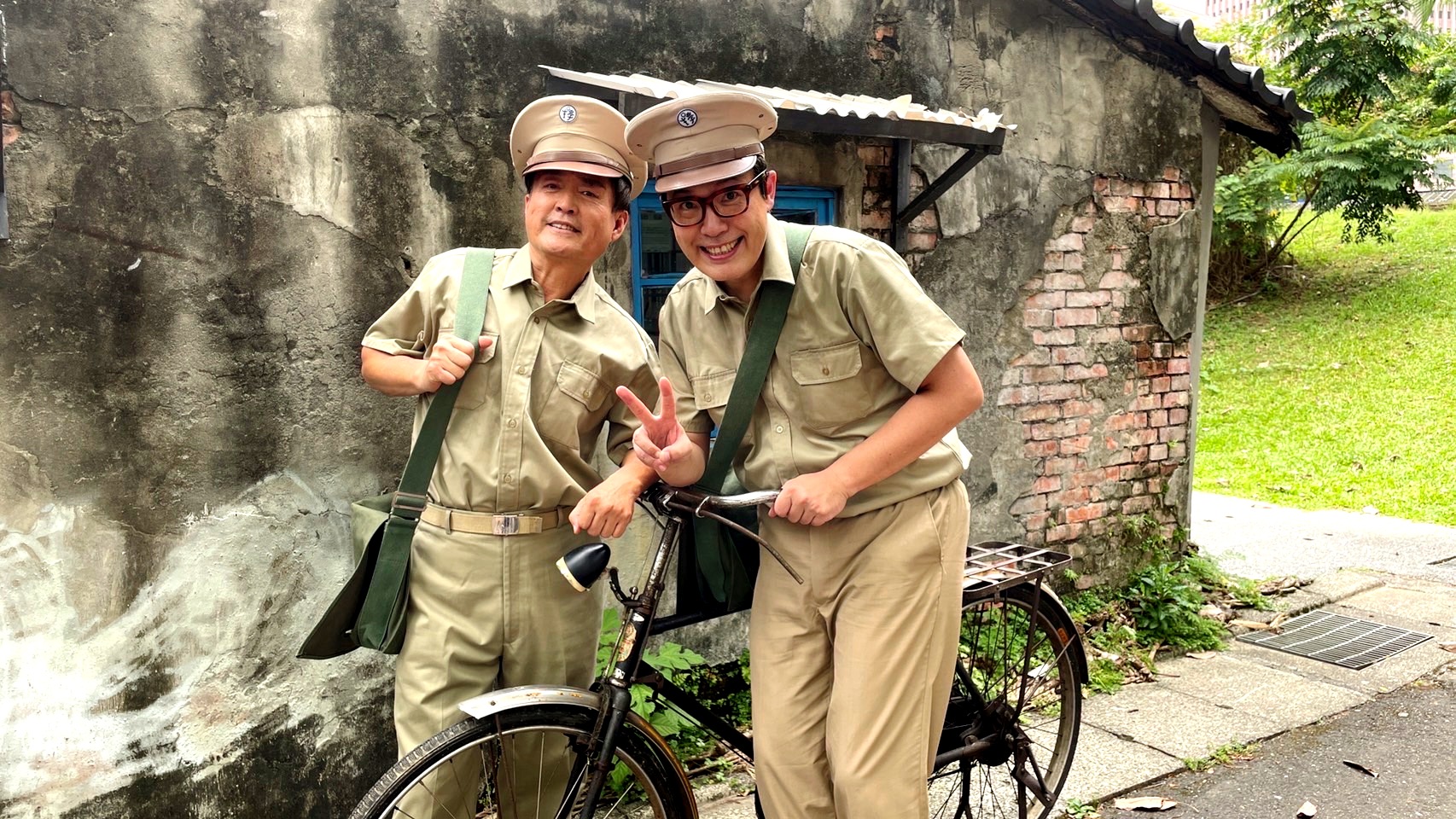 檢場和樊光耀為《門當互懟愛上你》裝嫩扮高中生。（三立提供）