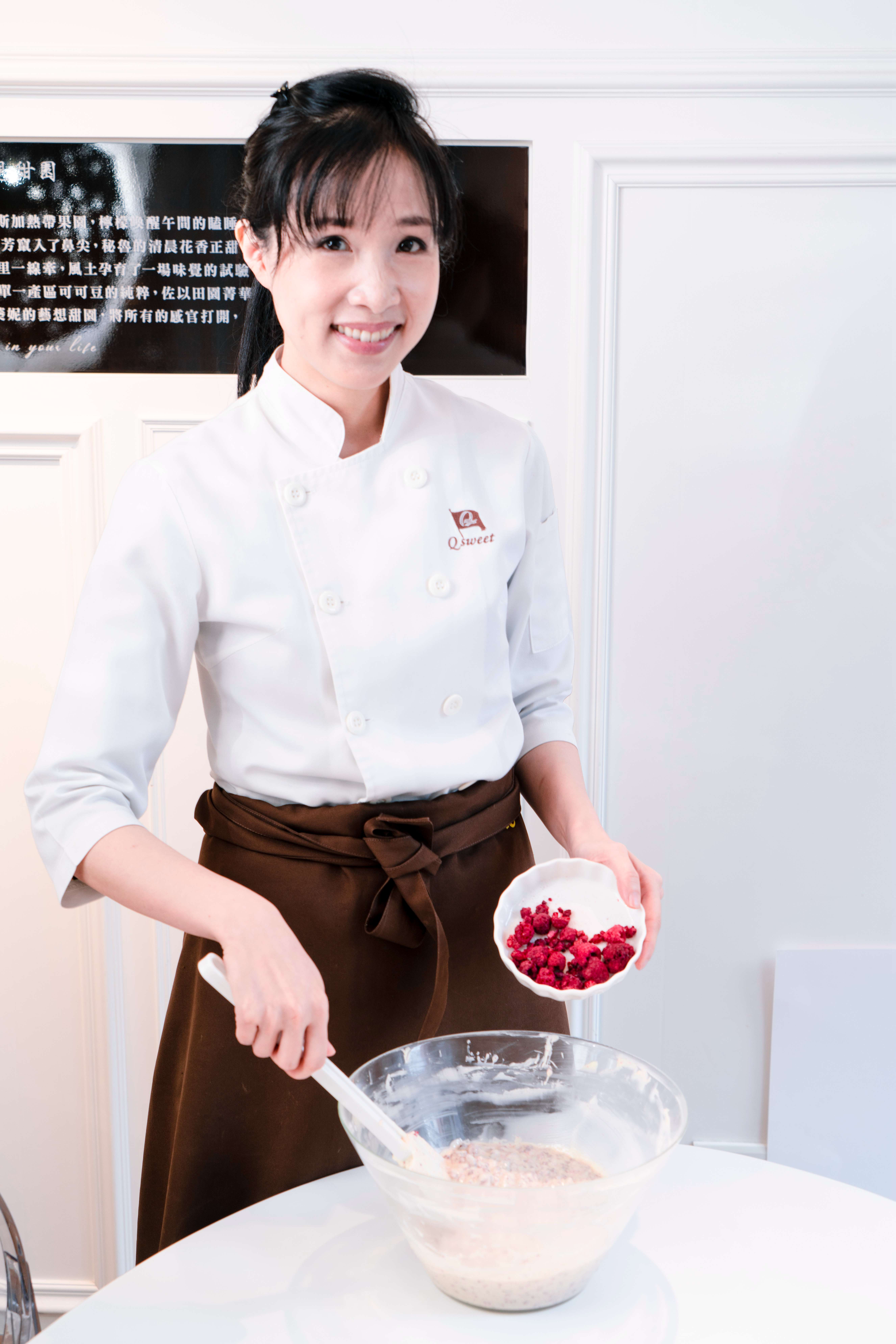 Q sweet巧克力菁點創辦人吳葵妮，曾任職於台灣連鎖甜點店、擔任品牌產品研發總監，負責研發各式西點蛋糕與手工巧克力。（Q sweet巧克力菁點提供）