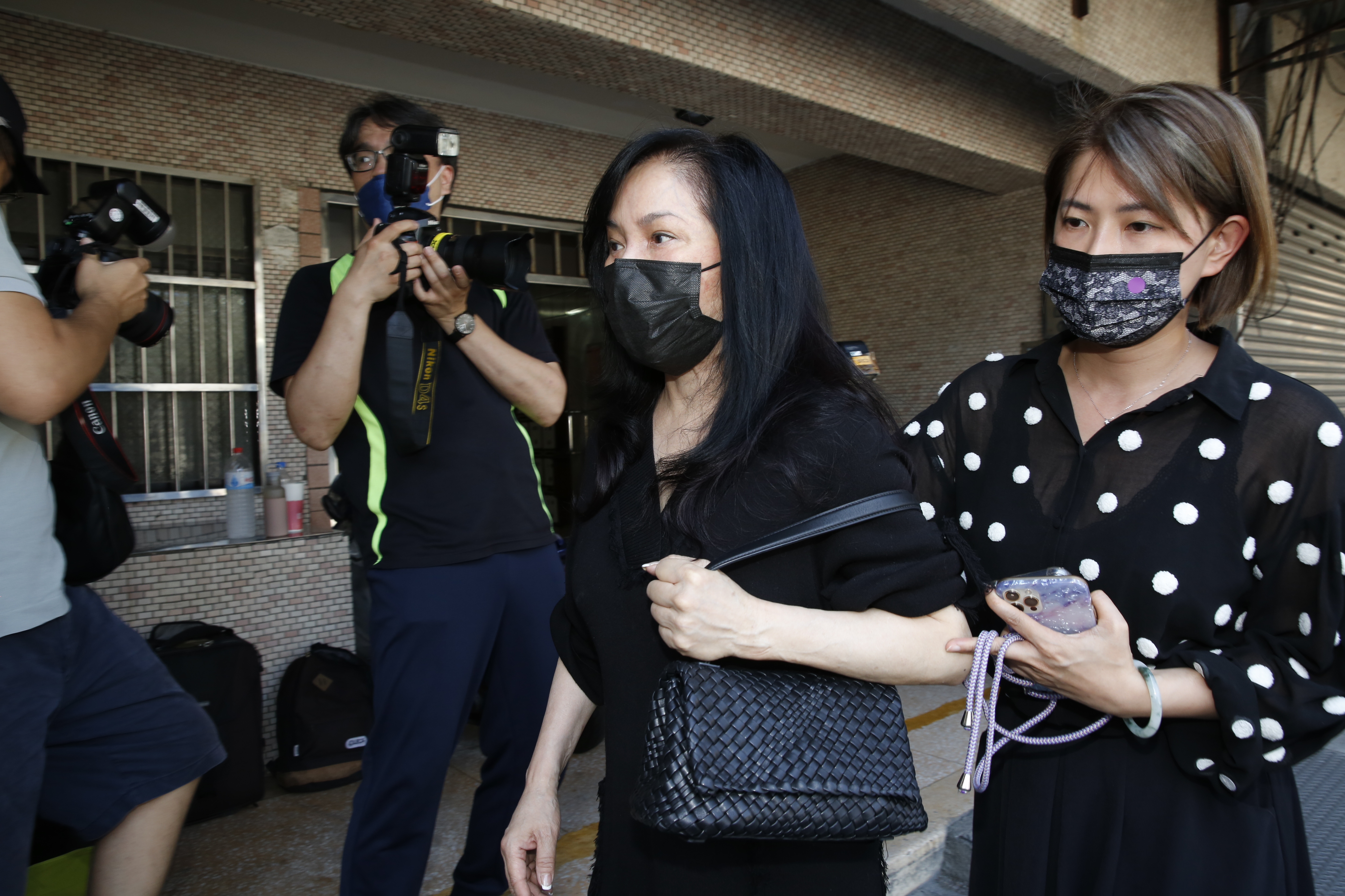 李亞萍在友人攙扶下現身靈堂。
