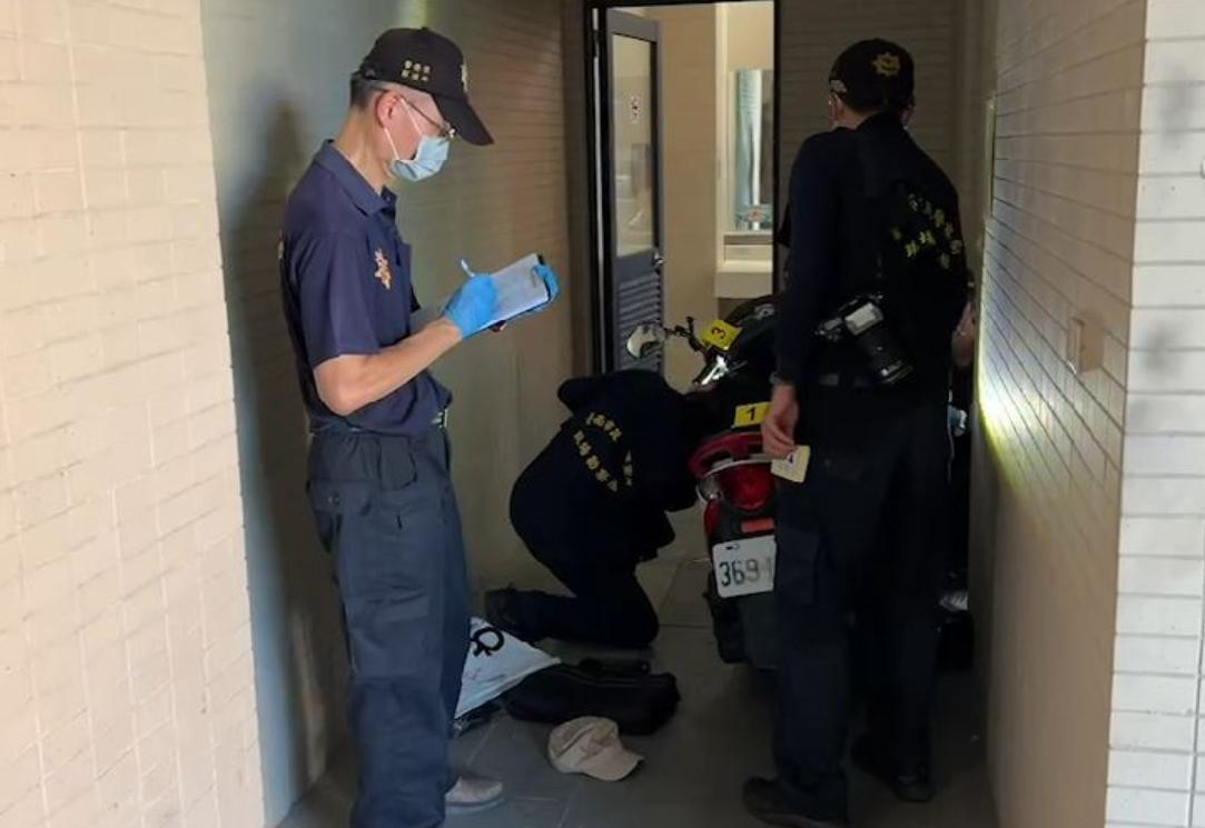 凶嫌林信吾殺害2名員警後騎乘偷來的機車逃逸,後在安南區的土城高中校園內尋獲。(翻攝畫面)