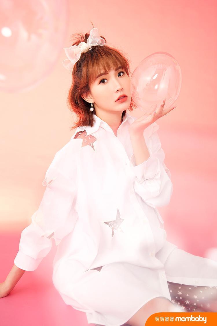 媽媽寶寶9月號封面《小粿醬出生了！粿粿甜曬一家三口幸福合照，提前為女兒準備一份「愛的禮物」》（媽媽寶寶提供）