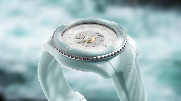 GUCCI DIVE碧藍色自動腕錶〈錶徑40毫米〉。NT$54,000。(GUCCI提供)