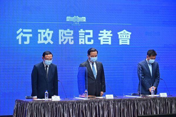 蔡清祥(左起)、羅秉成、陳宗彥在記者會一開始為兩位殉職員警默哀1分鐘。(行政院提供)