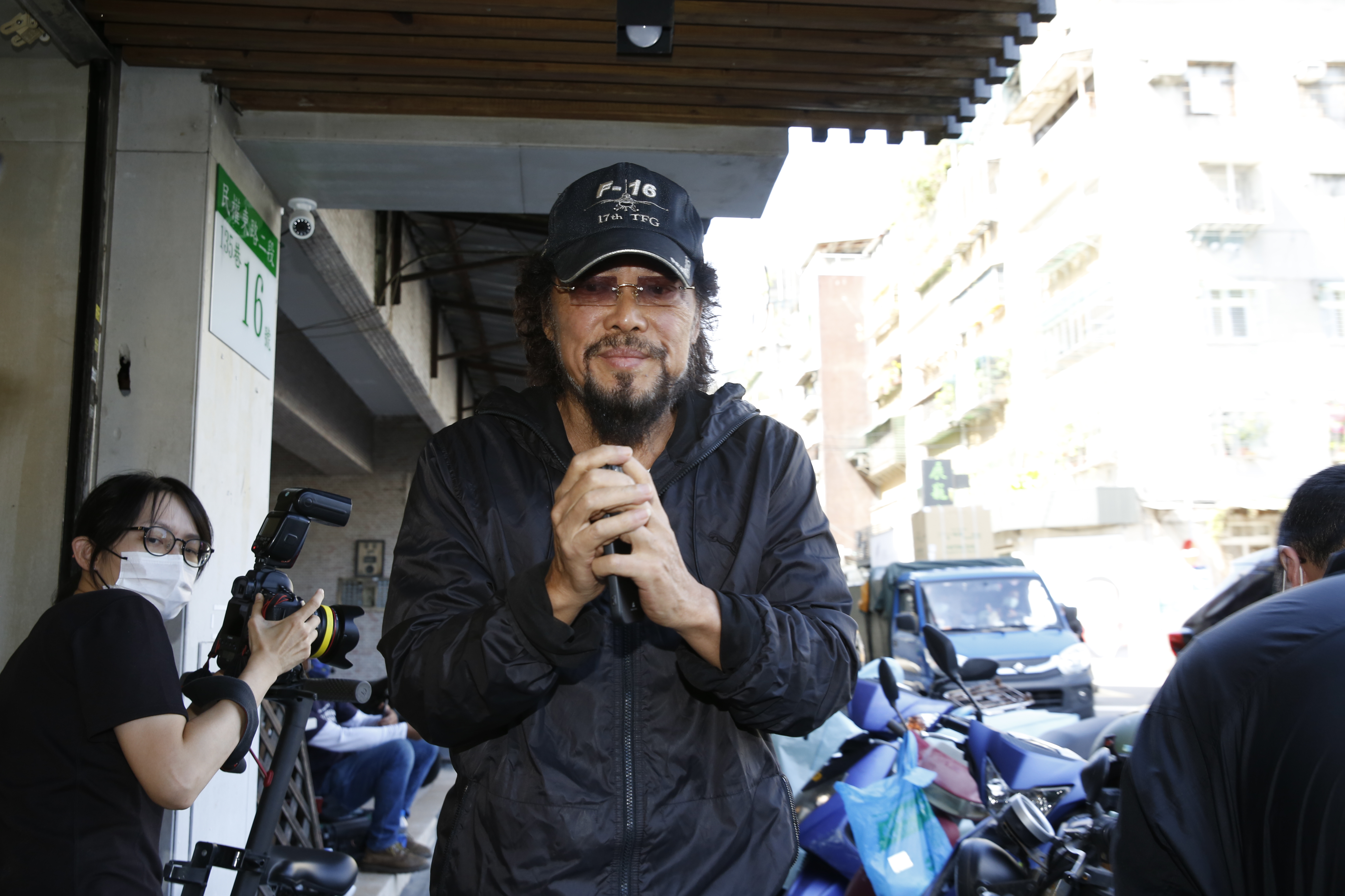 張菲今天下午到靈堂致意，勸余天夫妻要看開放下。