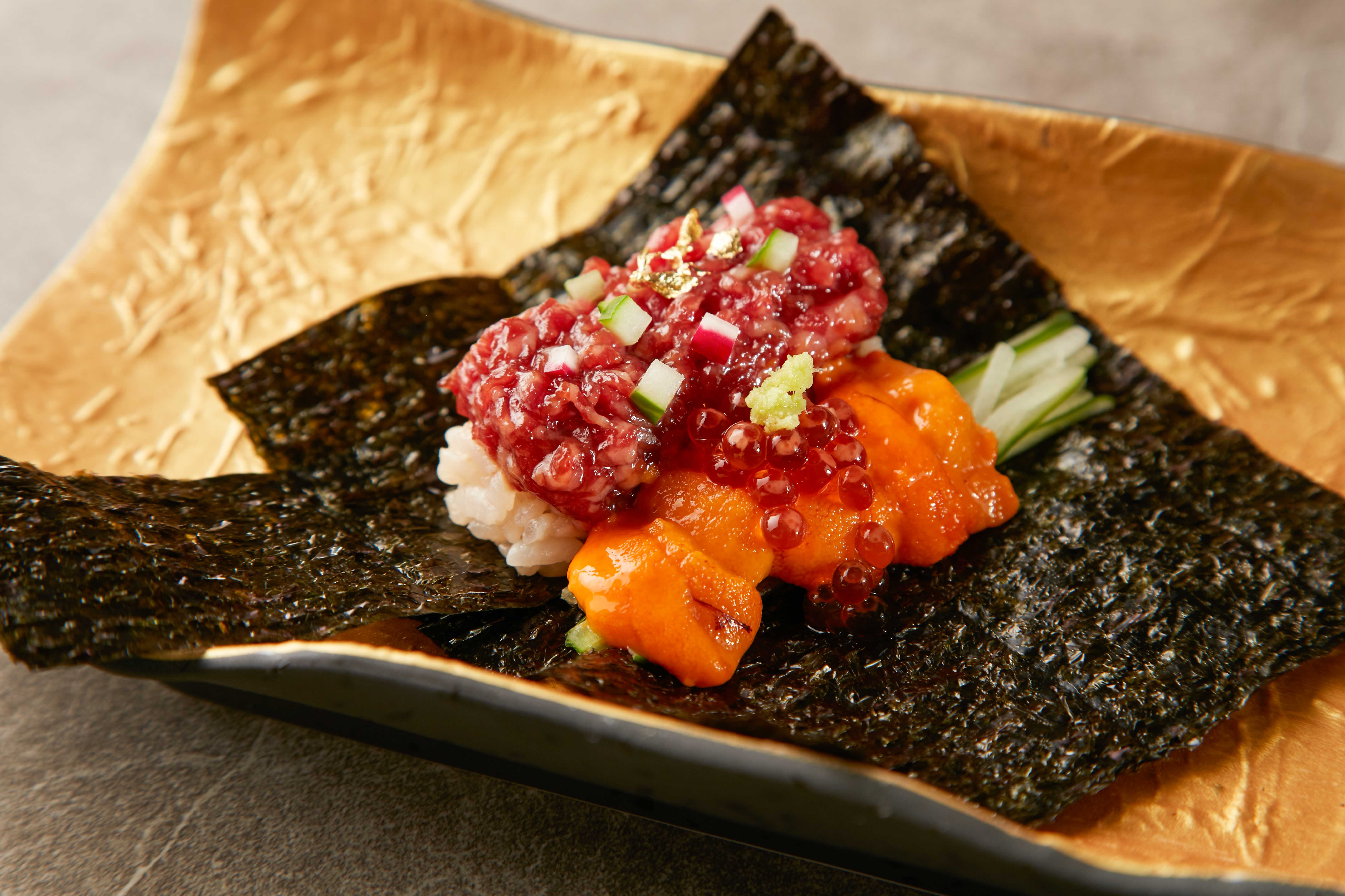和牛生牛肉搭配海膽「北海道海膽手卷」，柔潤鮮美。（380元／份）（乾杯提供）