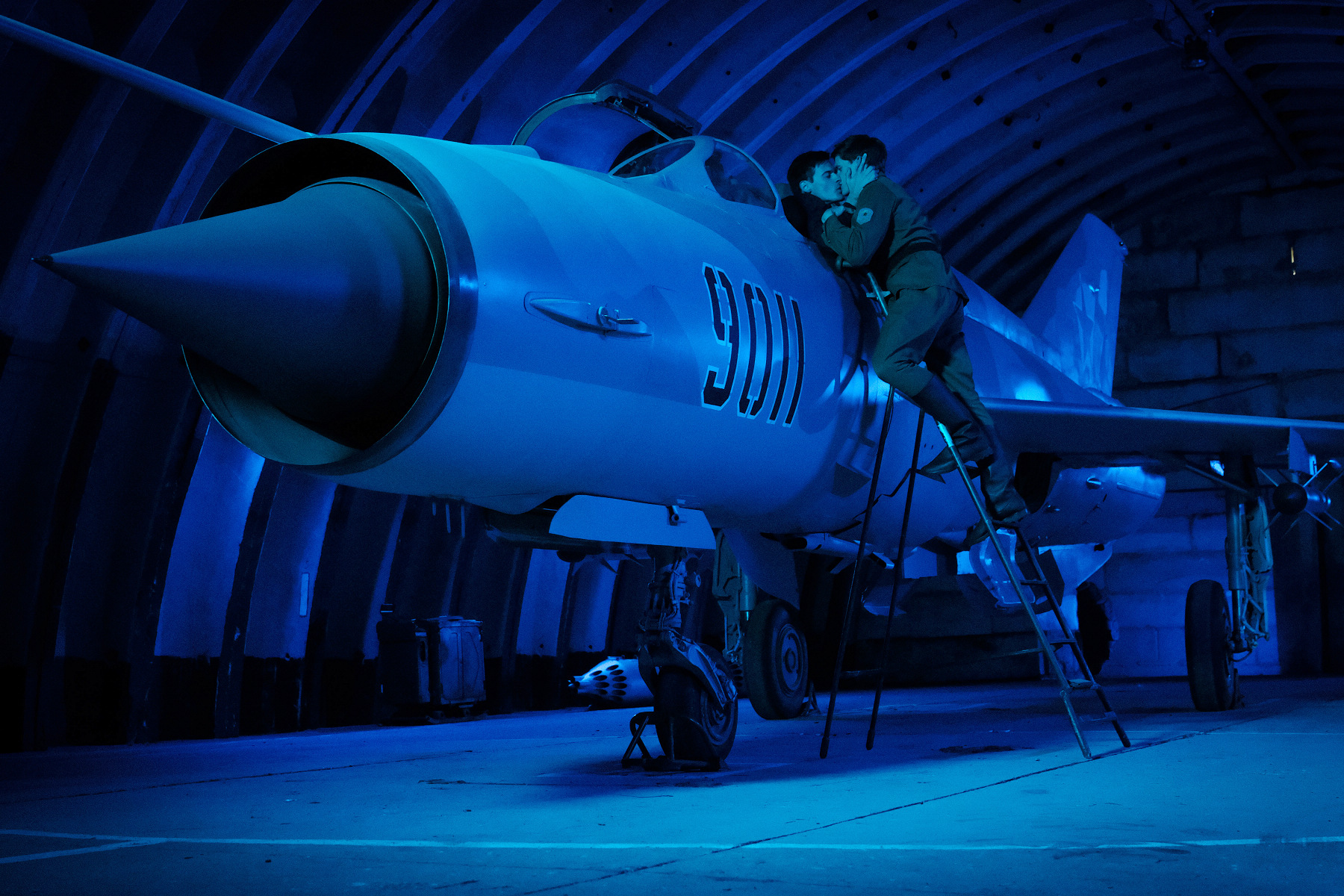 在真實的米格-21戰鬥機陪襯下，軍隊裡的斷背禁忌戀顯得更加可歌可泣。（采昌提供）