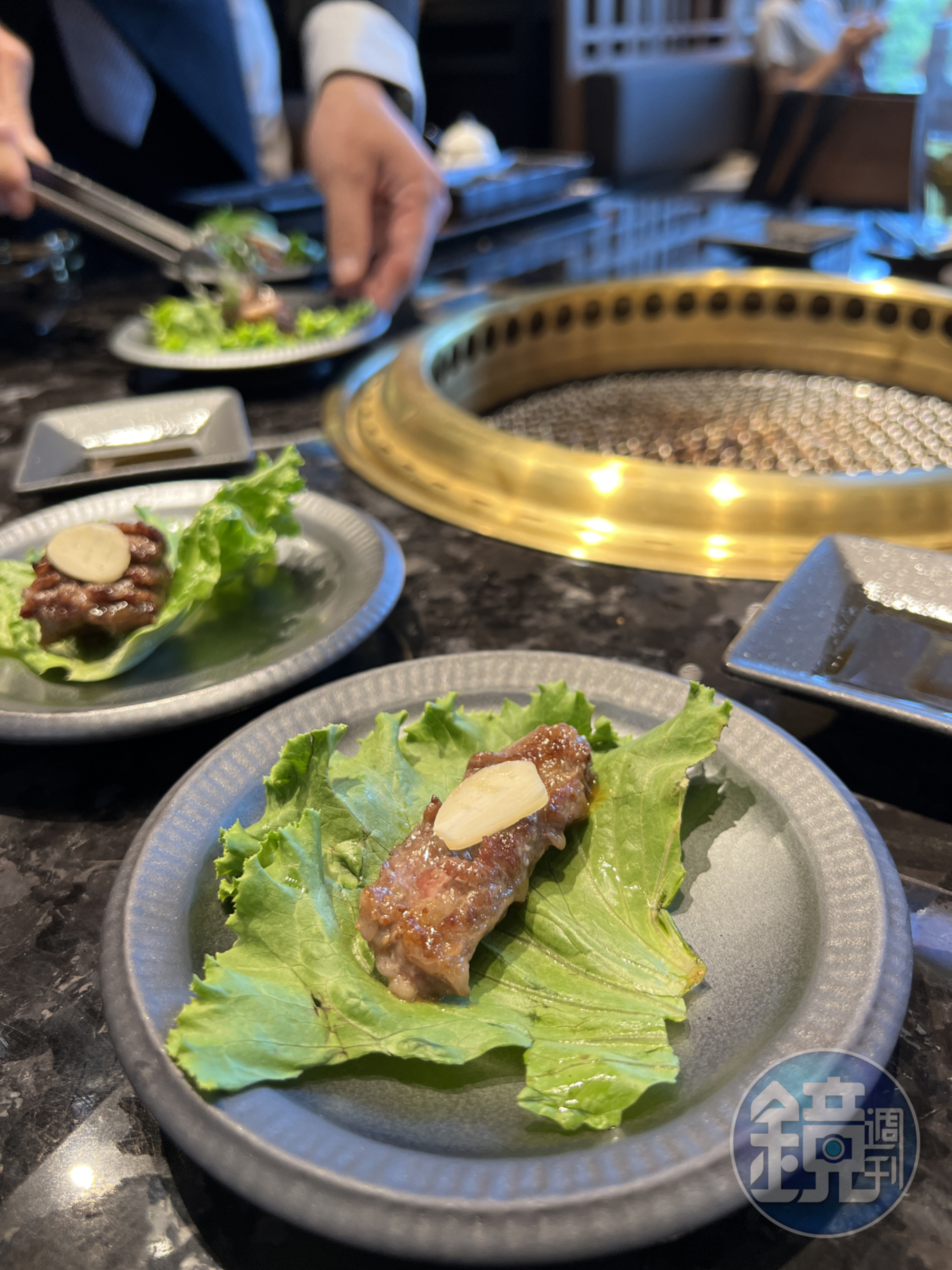 搭配蒜片、味噌醬、生菜做成生菜包肉。