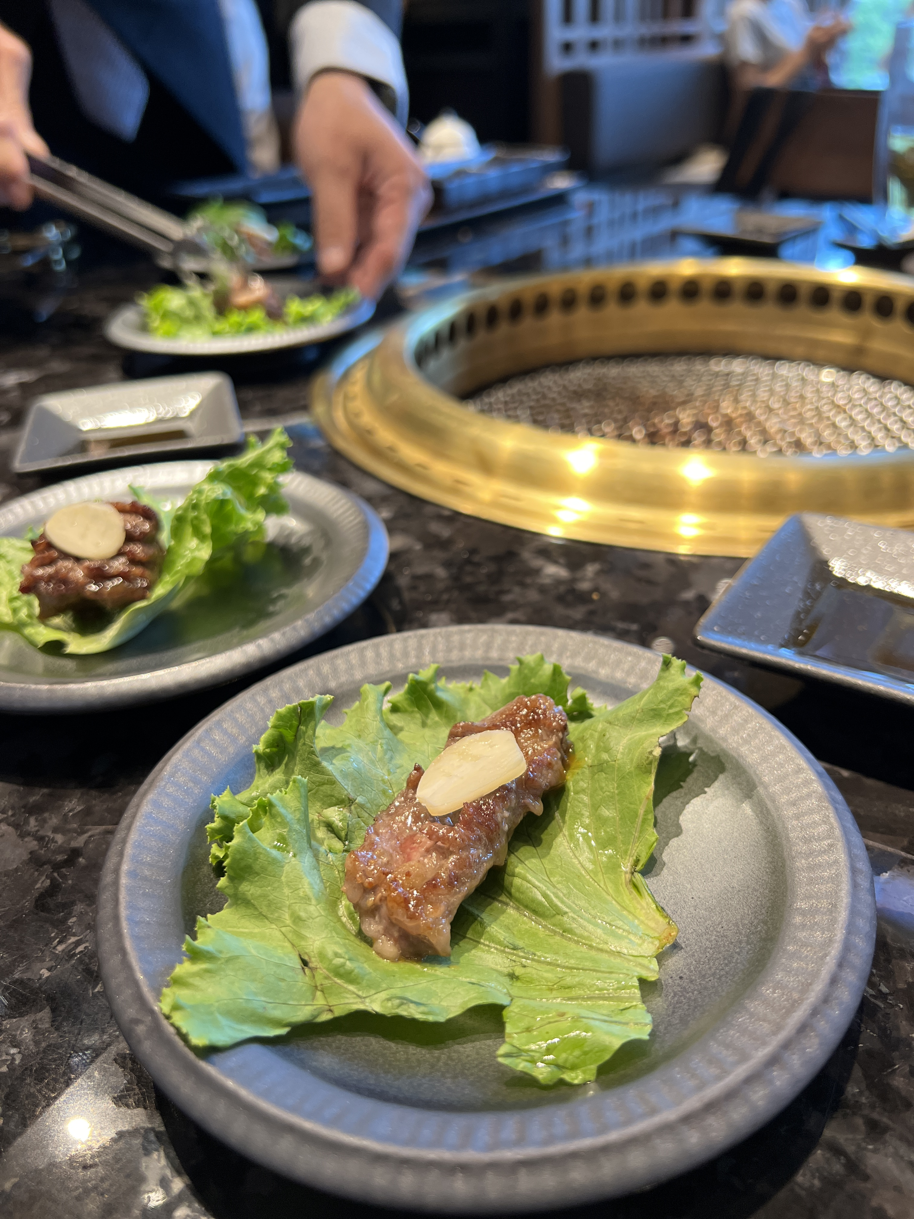 搭配蒜片、味噌醬、生菜做成生菜包肉。