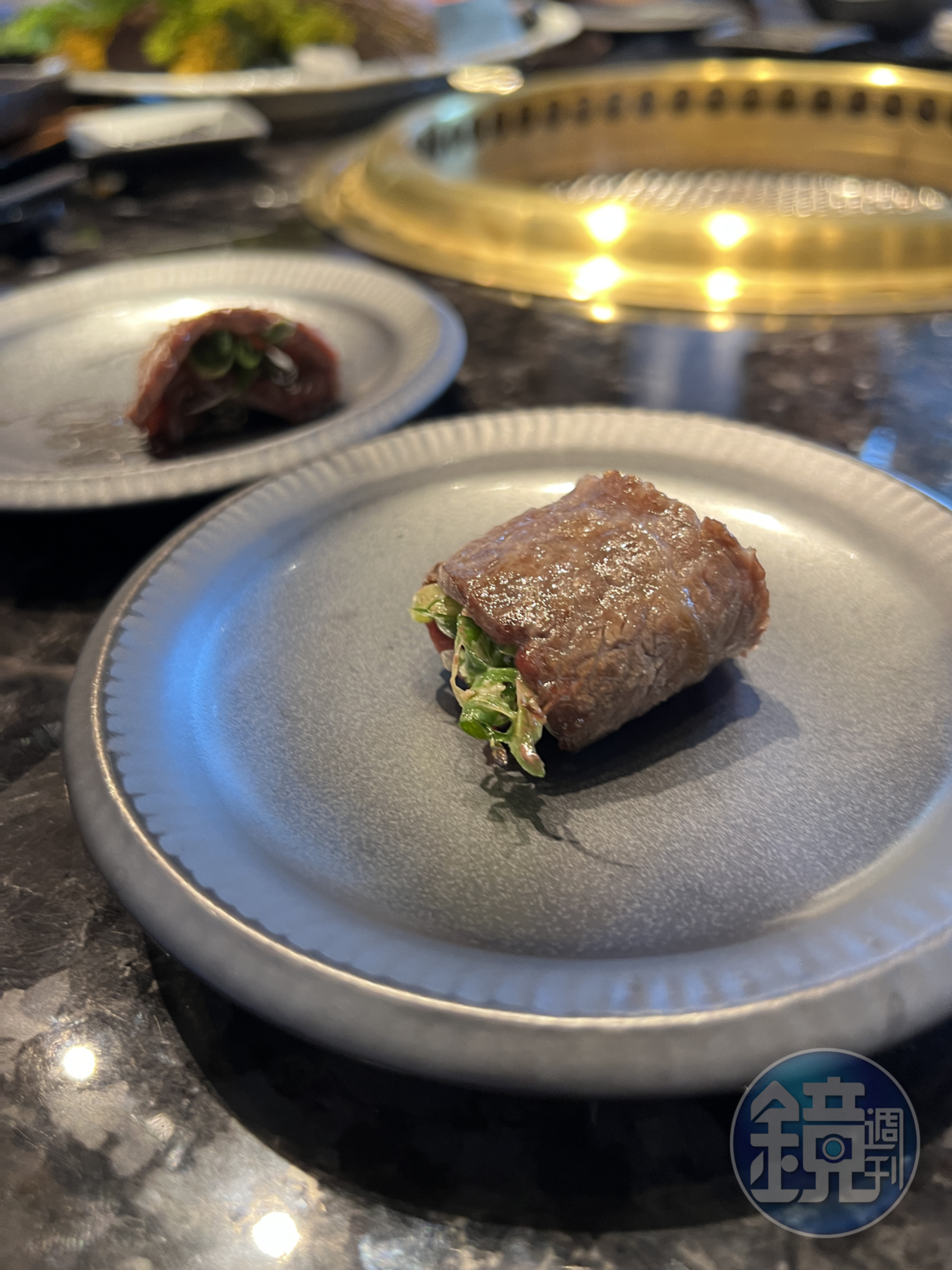 牛前胸肉捲入蔥花，口感更多汁。