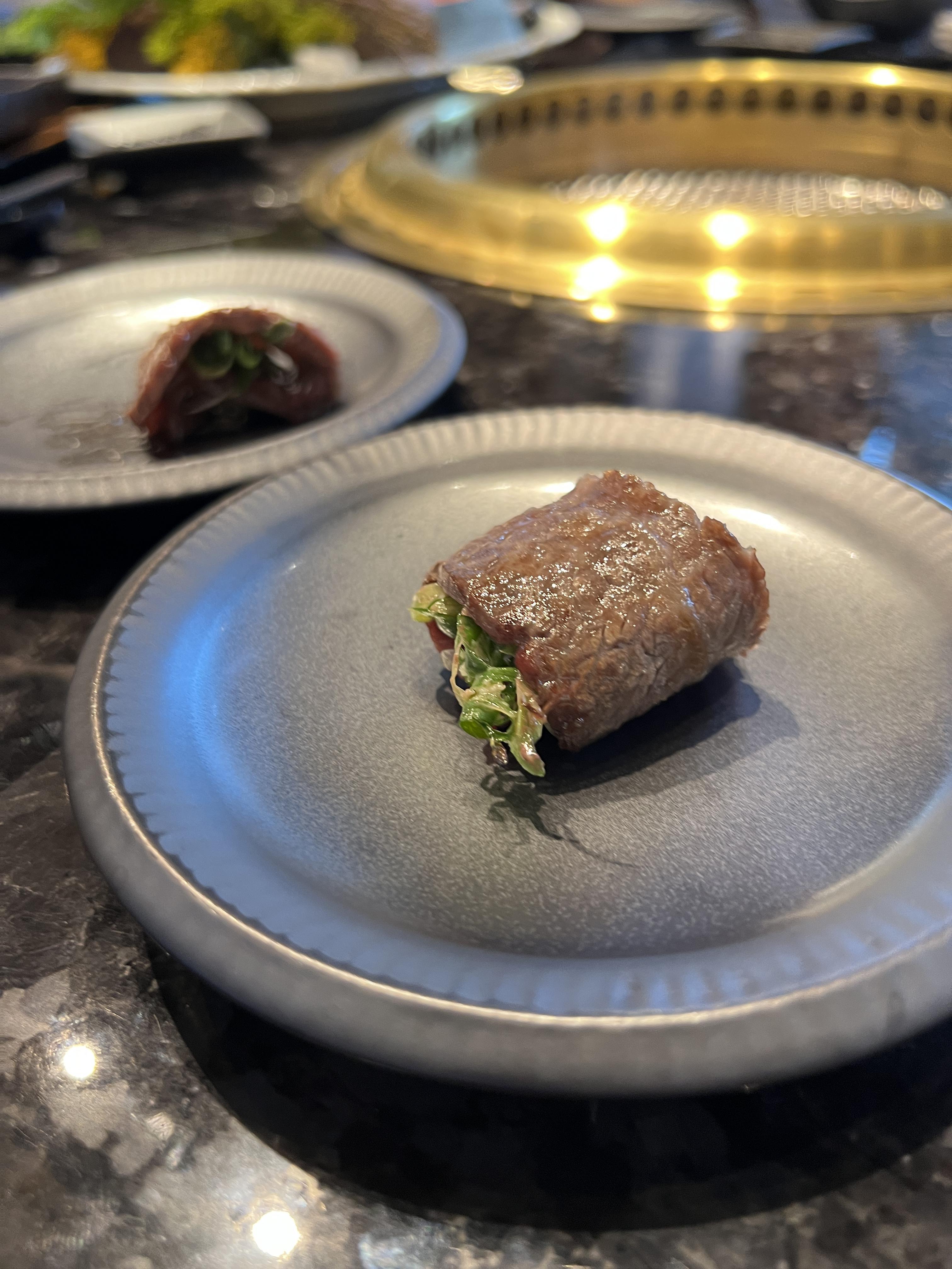 牛前胸肉捲入蔥花，口感更多汁。