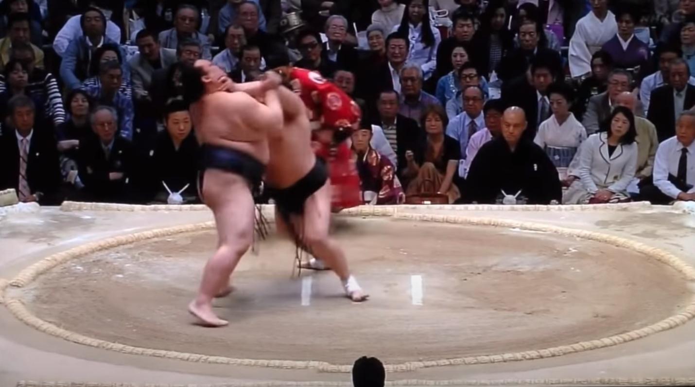 日本一名男子被女童撞到,竟對其使出相撲技中的「喉輪(のどわ)」(圖)。(示意圖,翻攝自YouTube