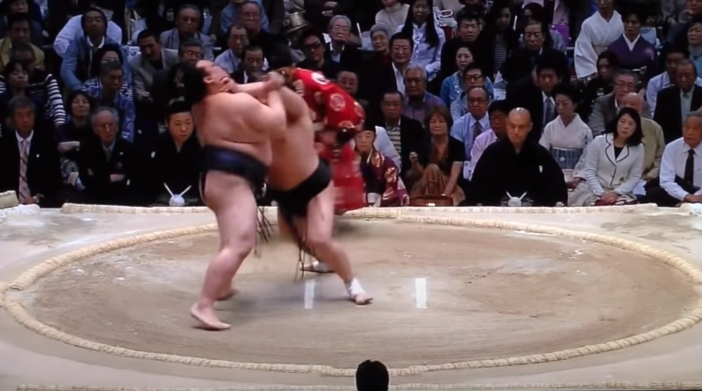 日本一名男子被女童撞到，竟對其使出相撲技中的「喉輪（のどわ）」（圖）。（示意圖，翻攝自YouTube