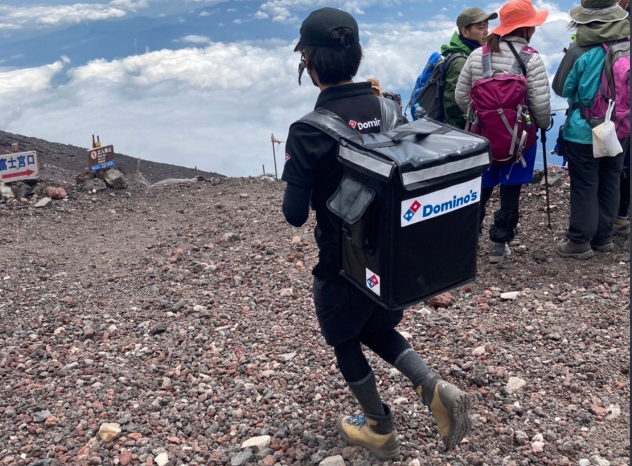 日本網友登富士山驚見披薩外送員引起網友熱議。（翻攝自推特@fatmanairsoft）