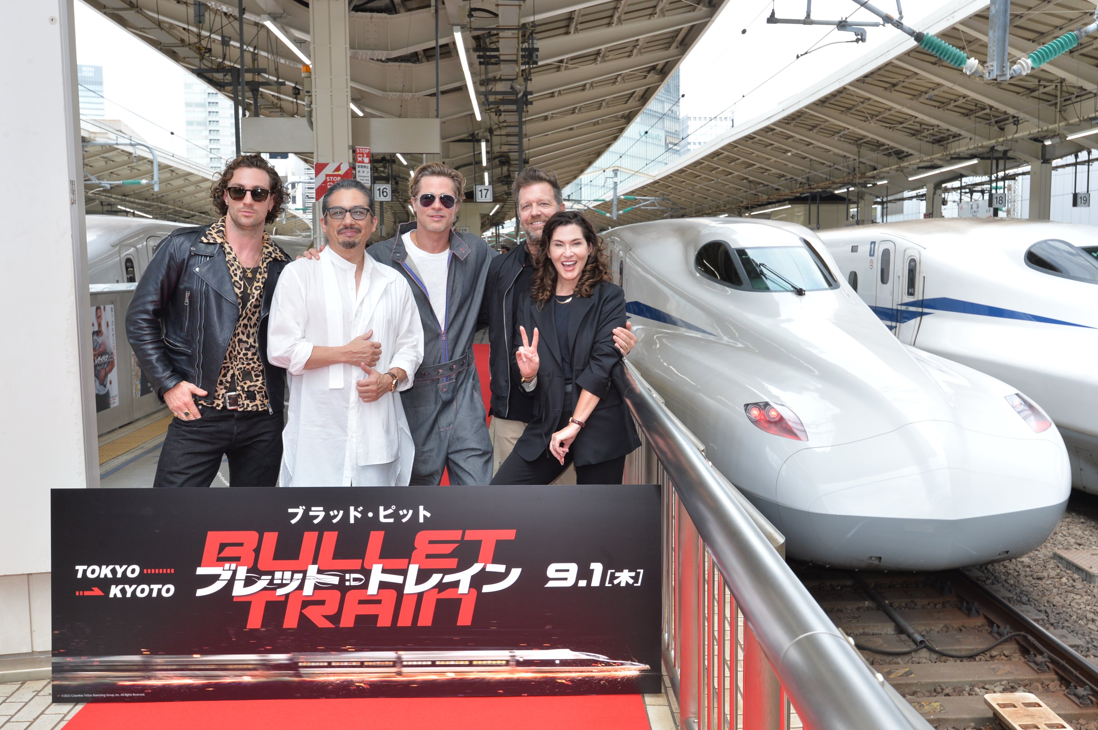 JR東海特別為了《子彈列車》借出新幹線做宣傳，布萊德彼特（中）等人也對這樣的經驗感到新鮮。（翻攝自natalie）