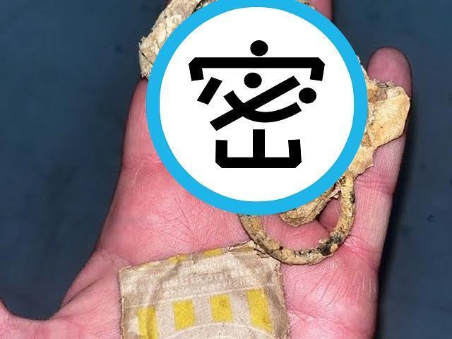 保險套塵封77年變這樣!洨味不復見,謎樣納粹軍艦生活品首度曝光。(翻自《每日郵報》)