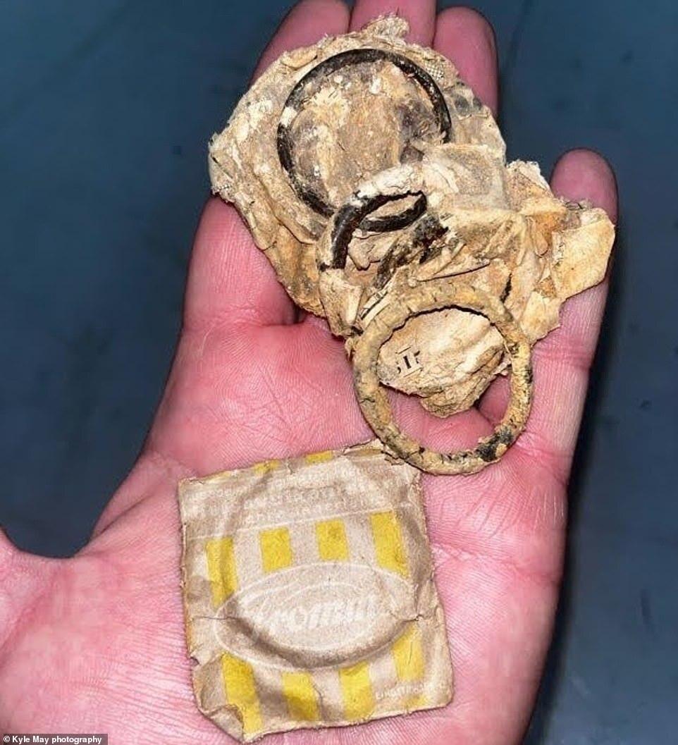 塵封77年的保險套,有的外包裝仍清晰可見。(翻自《每日郵報》)