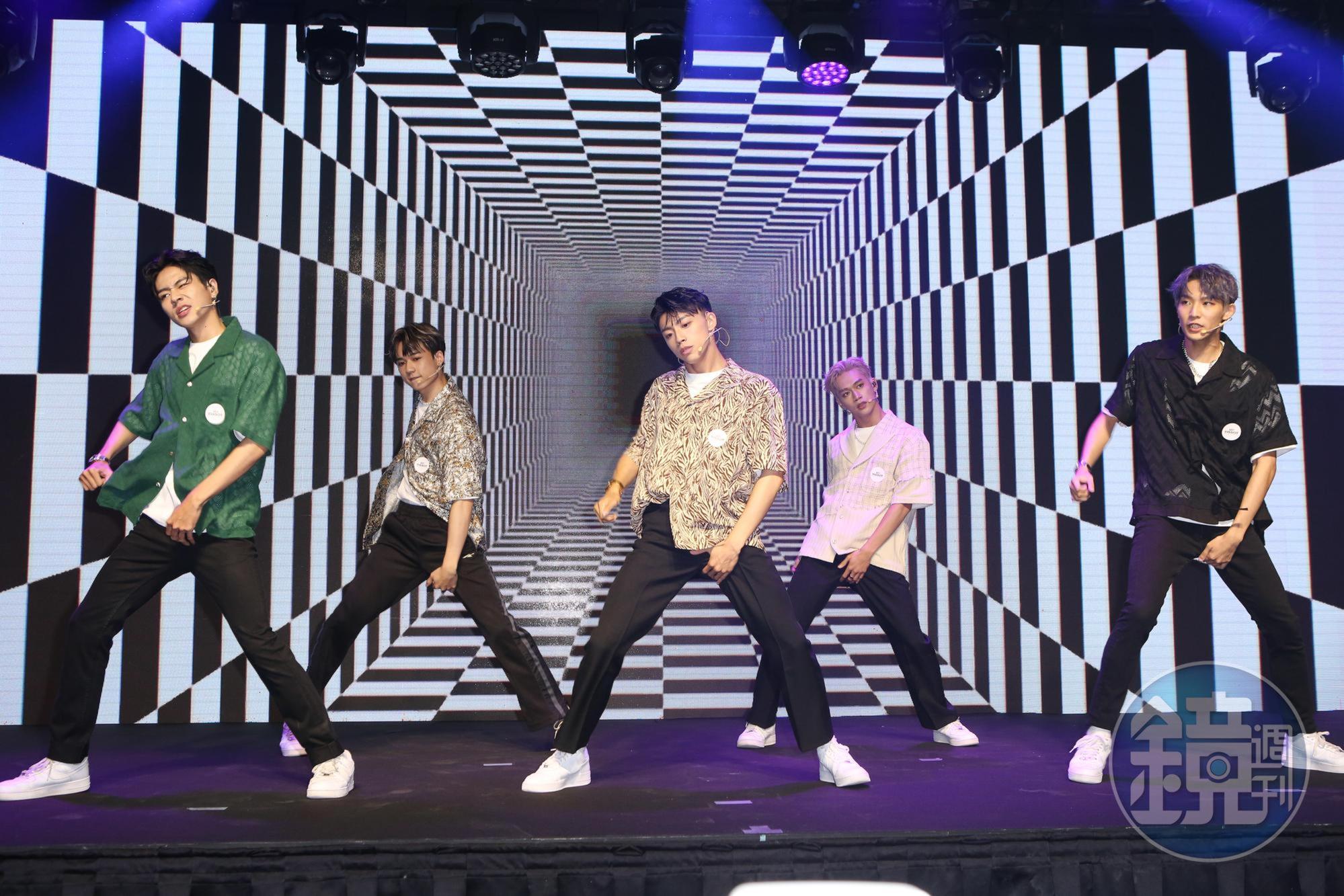 《原子少年》的5位成員林佳辰(左起)、周祖安、黃文廷、周子翔、林煥鈞戴著最新天梭表大跳新歌〈Bad Bad Love〉。