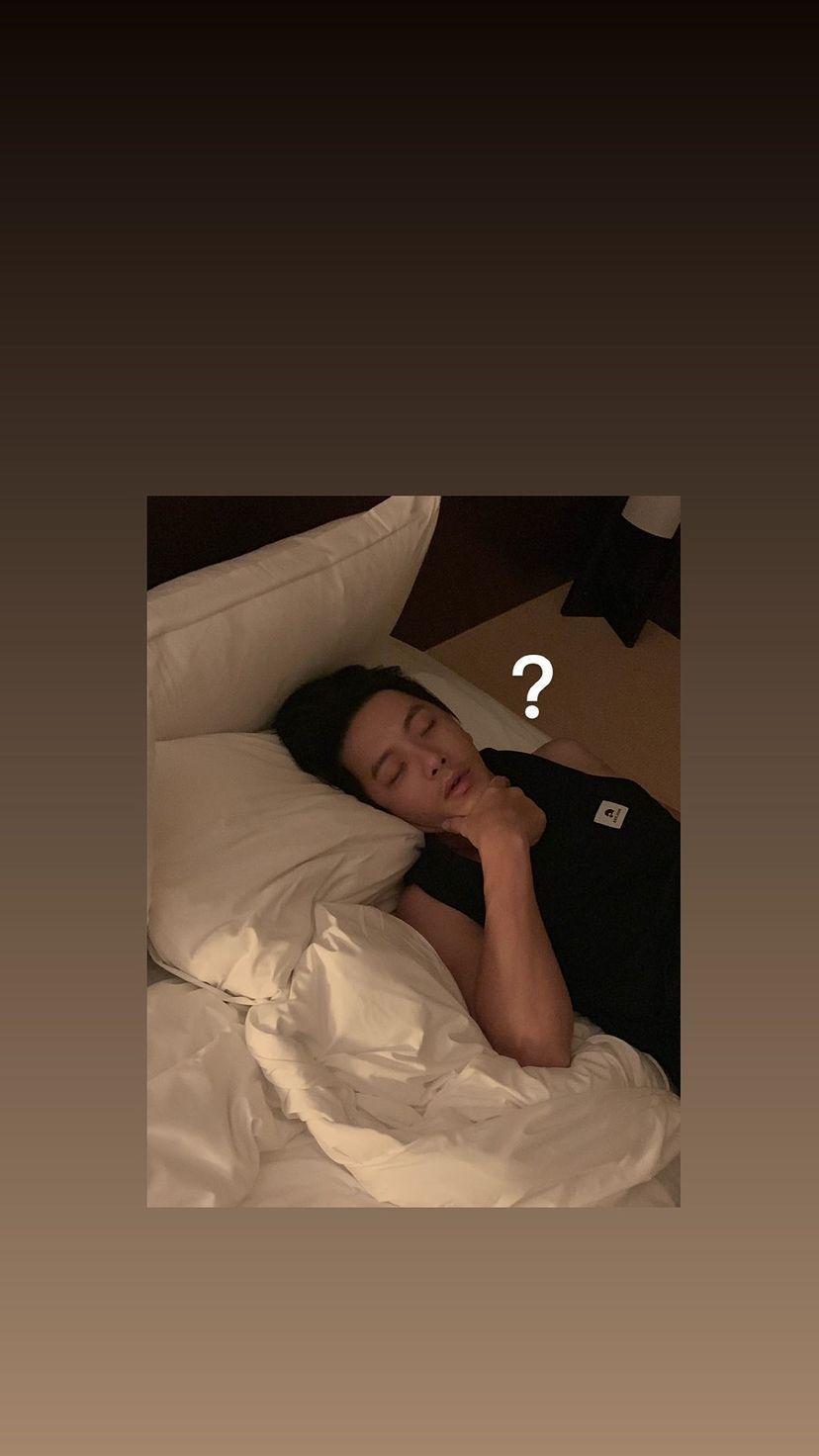 坤達的老婆柯佳嬿公開他的睡姿，竟出現謎樣手勢。（翻攝自柯佳嬿IG）
