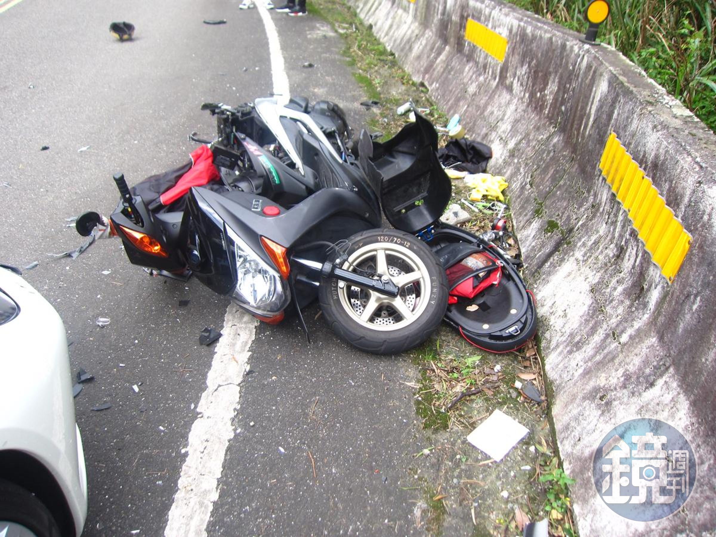 蔡姓騎士的機車撞得車頭全毀。（警方提供）