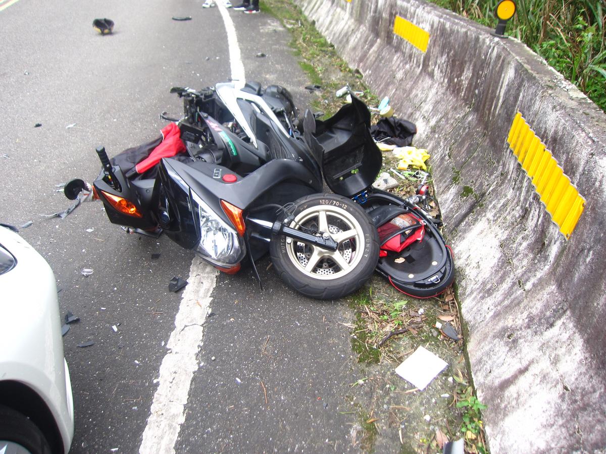 蔡姓騎士的機車撞得車頭全毀。（警方提供）