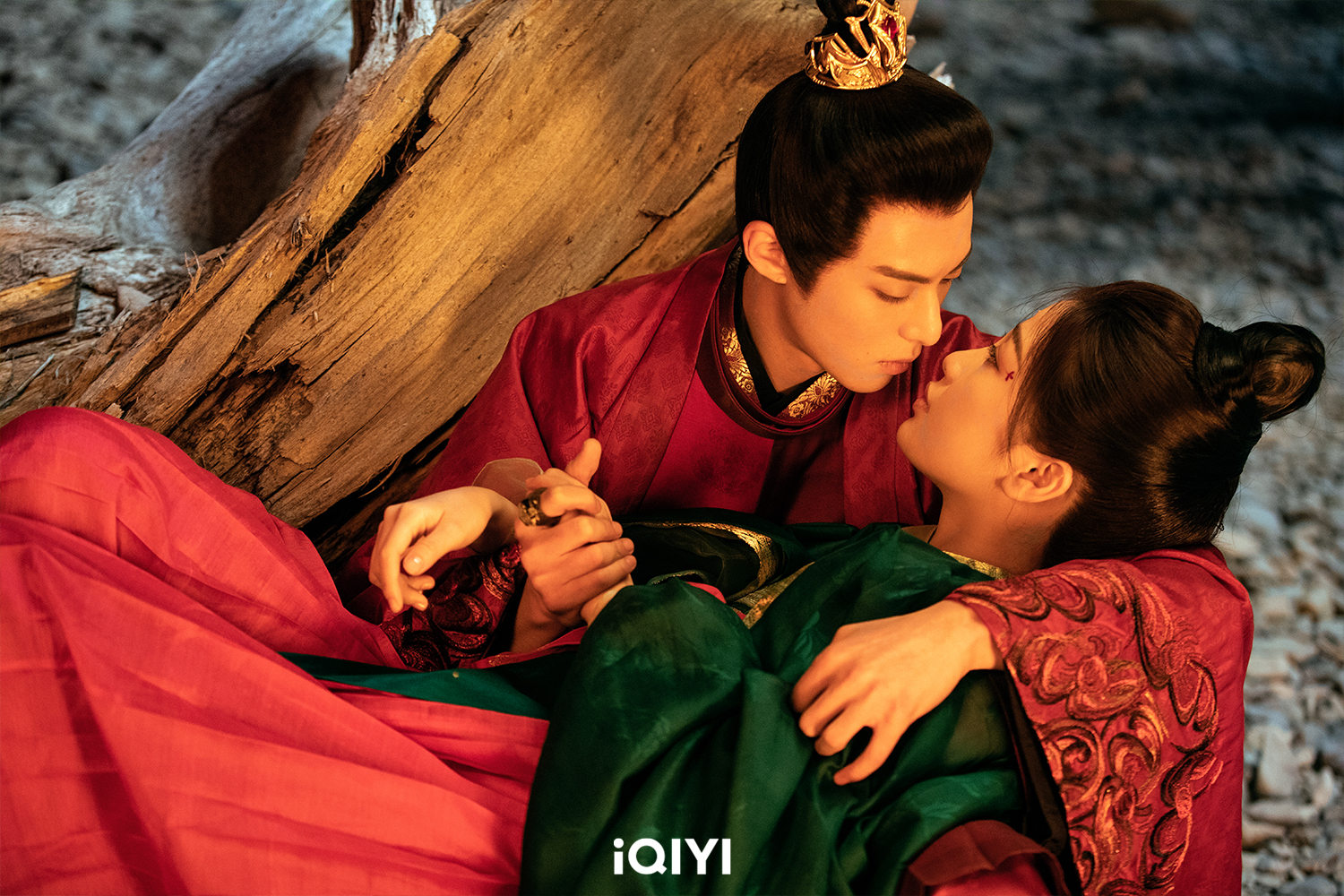 月尊「東方青蒼」與蘭花仙子大婚的超欲吻戲引起網友熱議。（愛奇藝國際站提供）
