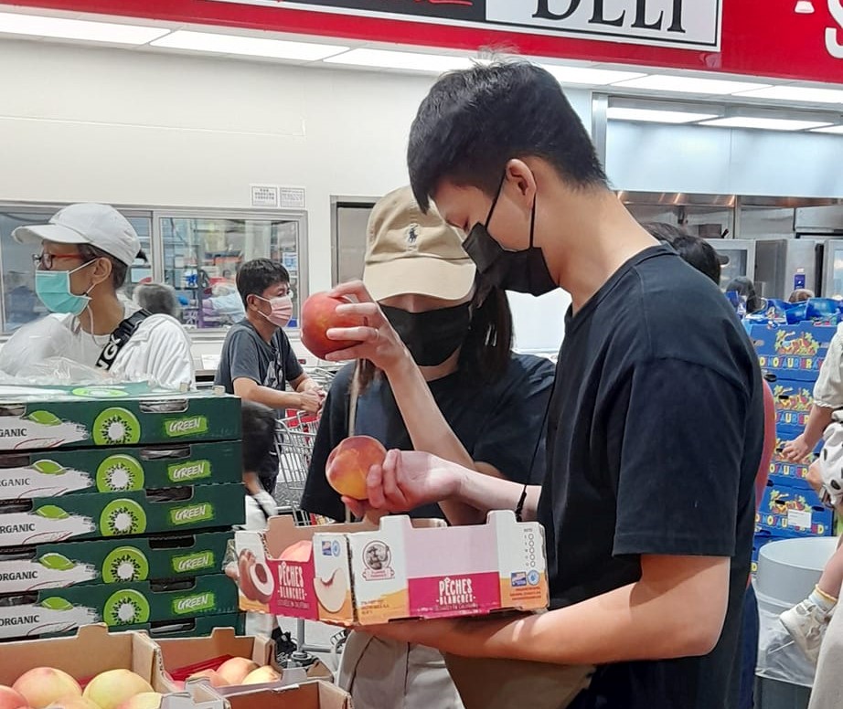 情侶挑選水蜜桃動作粗魯，遭到制止還回嗆「你就不要買」，引起網友們撻伐。（翻攝自Costco好市多消費經驗區）