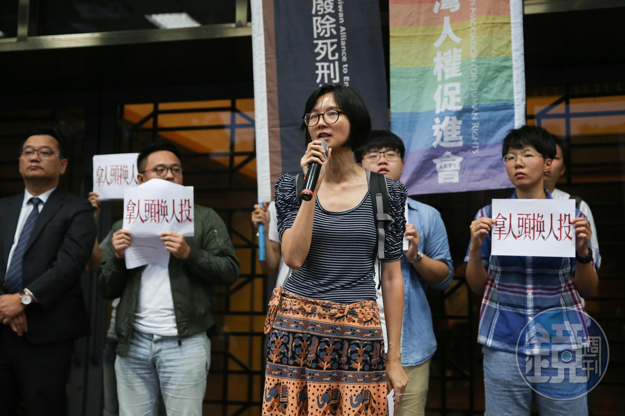 台南2員警遭狂徒林信吾殺害,民眾情緒激昂罕判死,更點名廢死聯盟「踹共」。(示意圖,廢死聯盟2018年於法務部前抗議,本刊資料照)