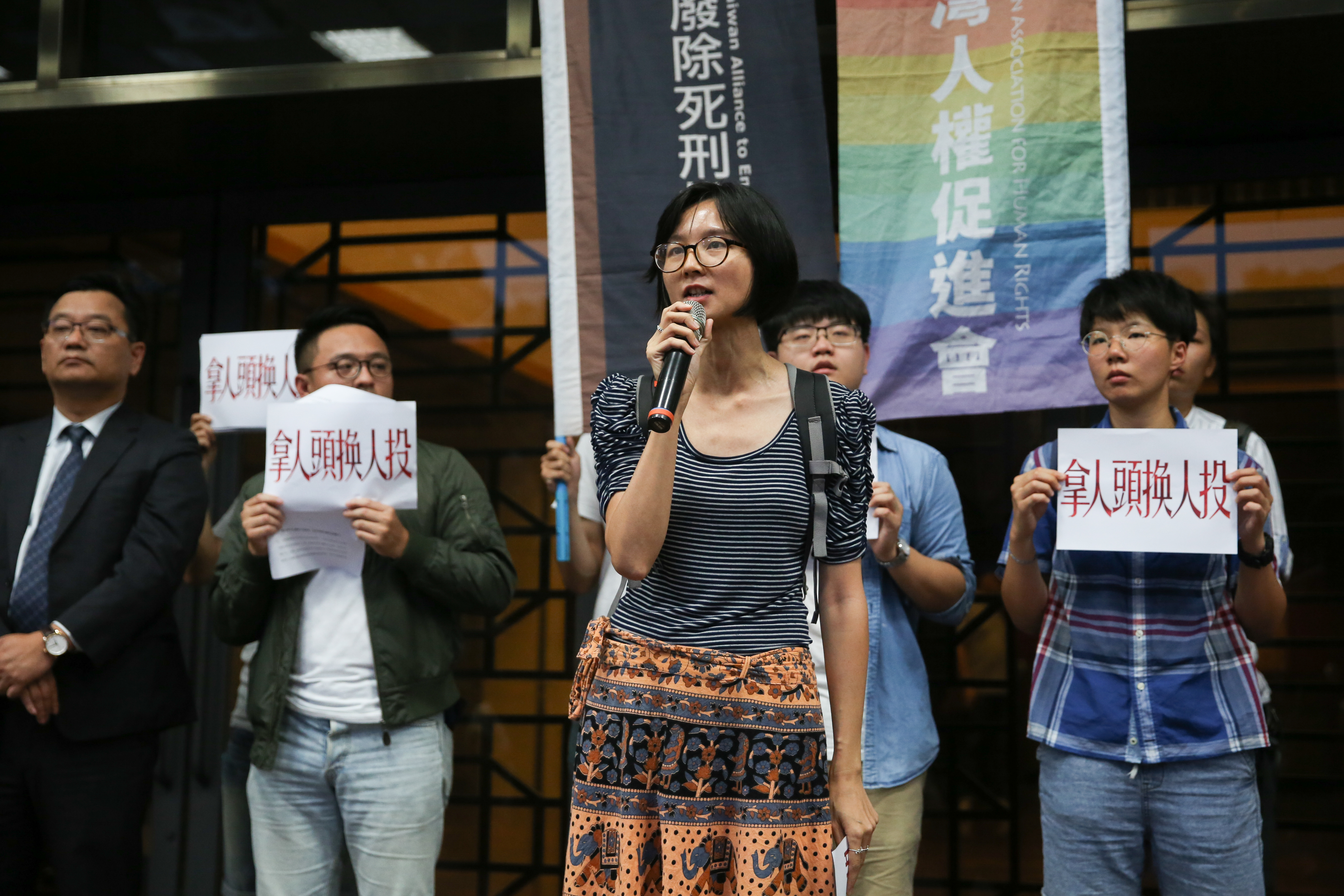 台南2員警遭狂徒林信吾殺害,民眾情緒激昂罕判死,更點名廢死聯盟「踹共」。(示意圖,廢死聯盟2018年於法務部前抗議,本刊資料照)