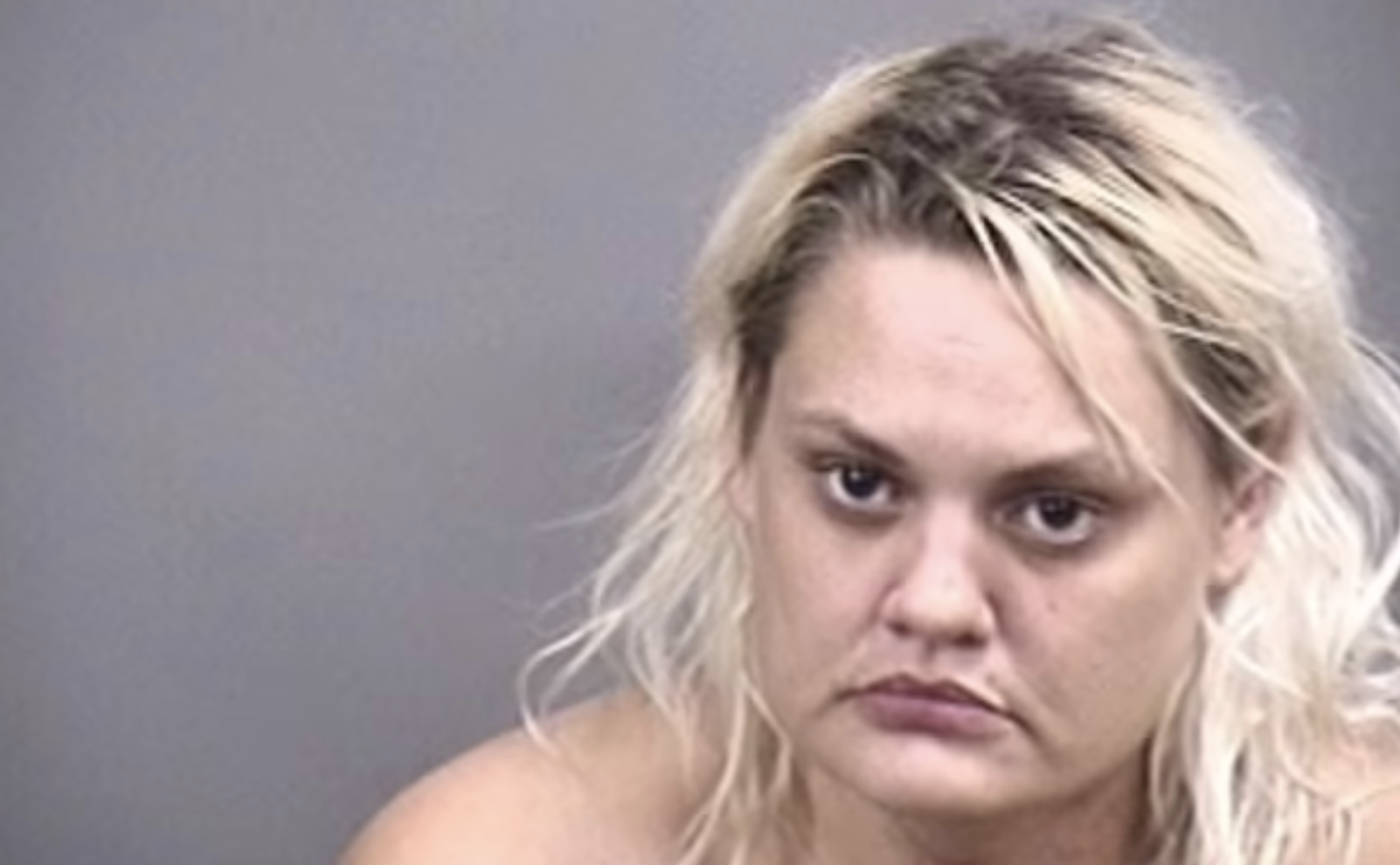 36歲的克蕾自行掙脫手銬,並拿起警用步槍瘋狂掃射。(翻攝自每日郵報)