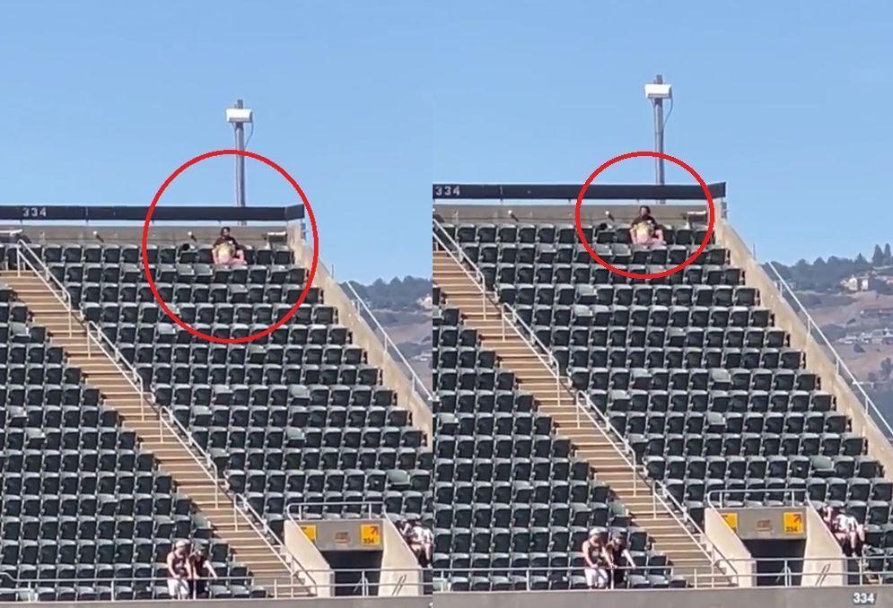 有一對男女疑似在球場觀眾席最後方的角落大膽口交。（翻攝自推特）