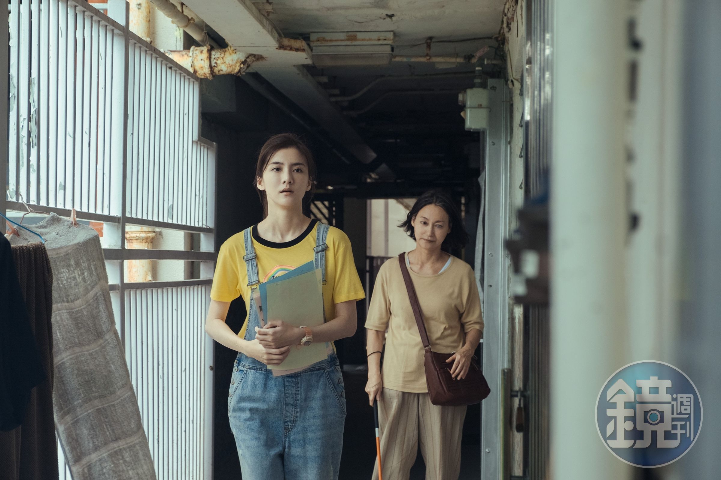 《一路瞳行》吳千語（左）演出視力正常的女兒，與惠英紅演繹家庭中的故事。（華映提供）