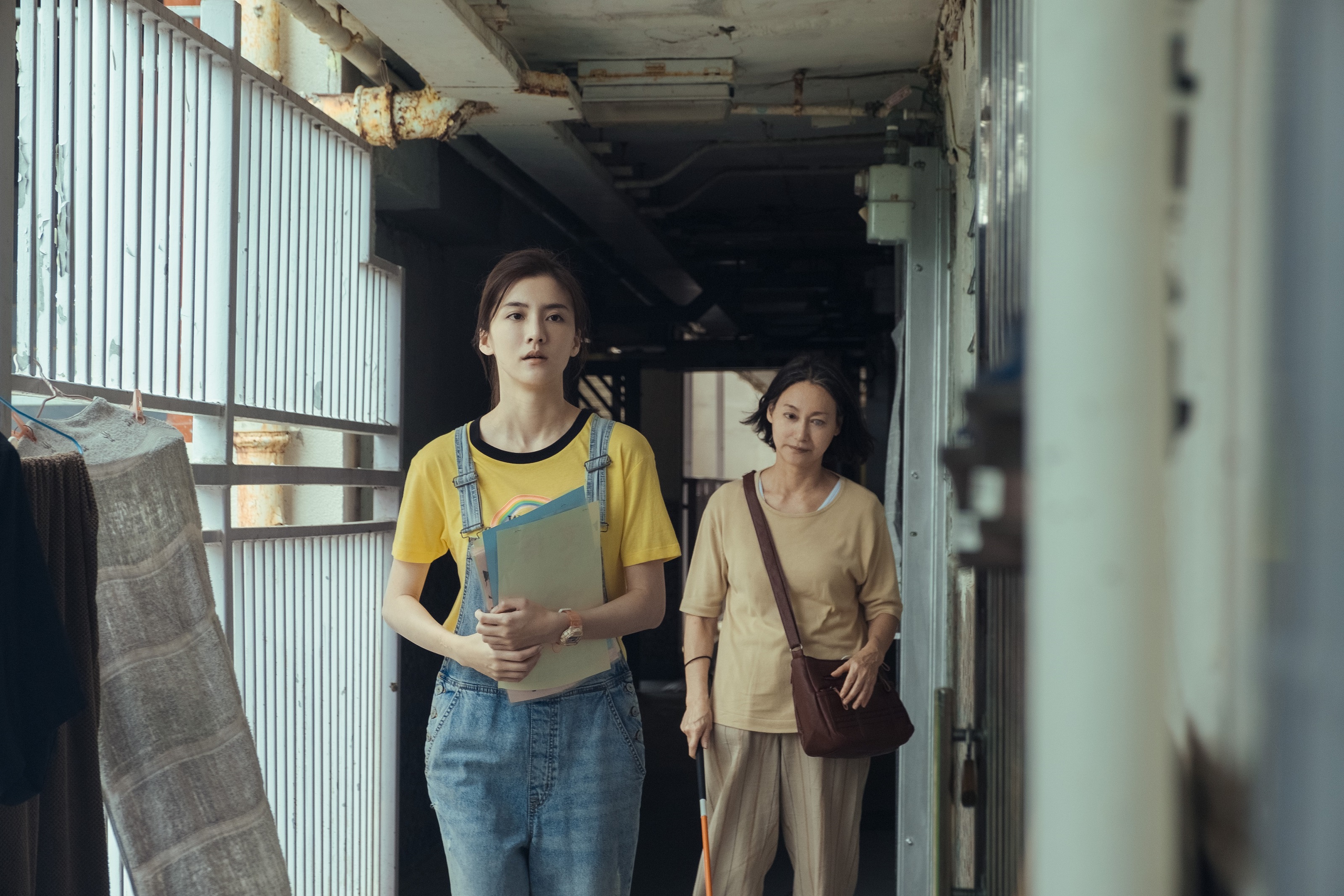 《一路瞳行》吳千語（左）演出視力正常的女兒，與惠英紅演繹家庭中的故事。（華映提供）
