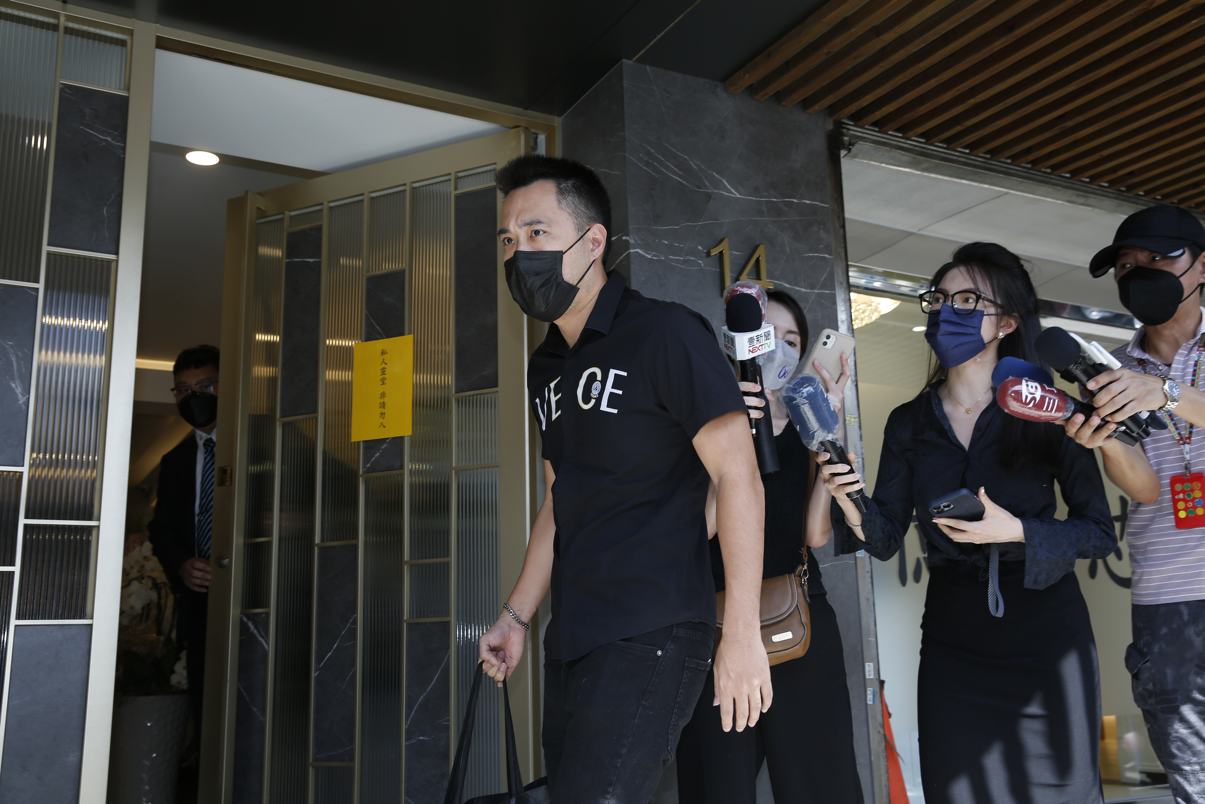 余祥銓早上10點準時到場，帶著一堆家人合照的相片，打算去掃描後在告別式上播放。