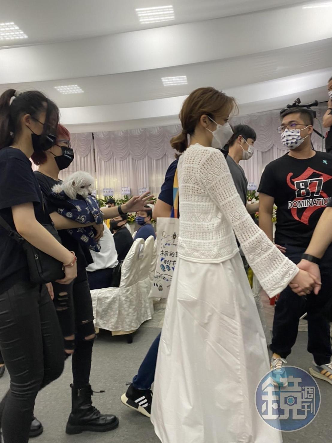 王瞳現身追思會場六神無主由親友陪同。
