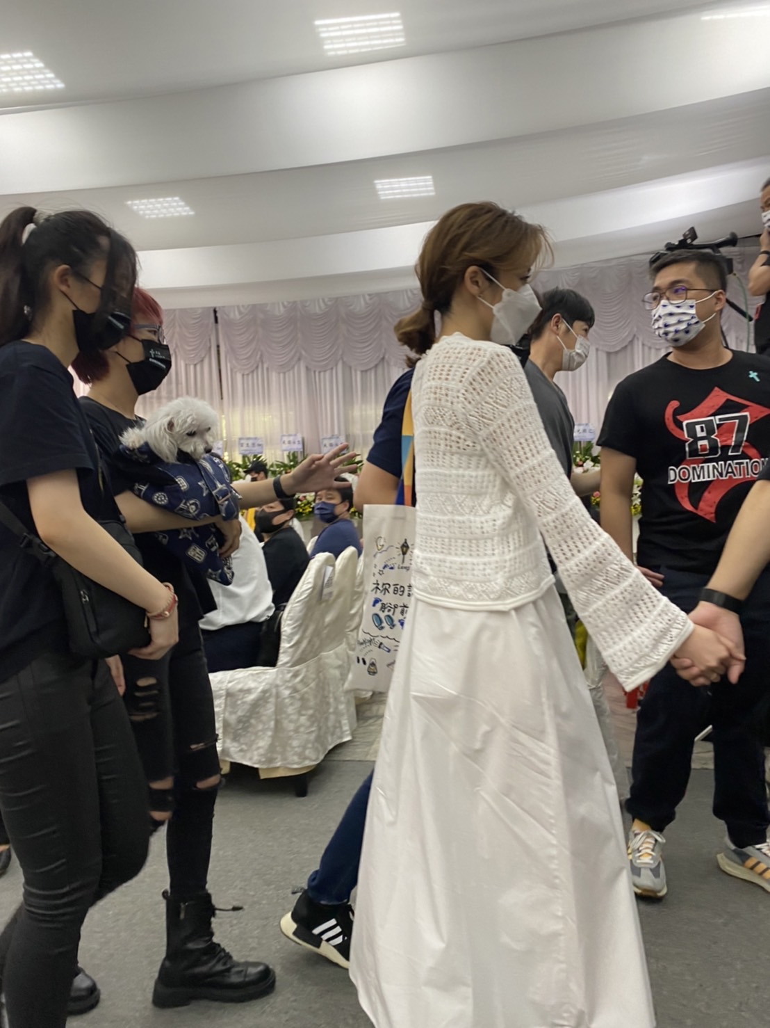 王瞳現身追思會場六神無主由親友陪同。