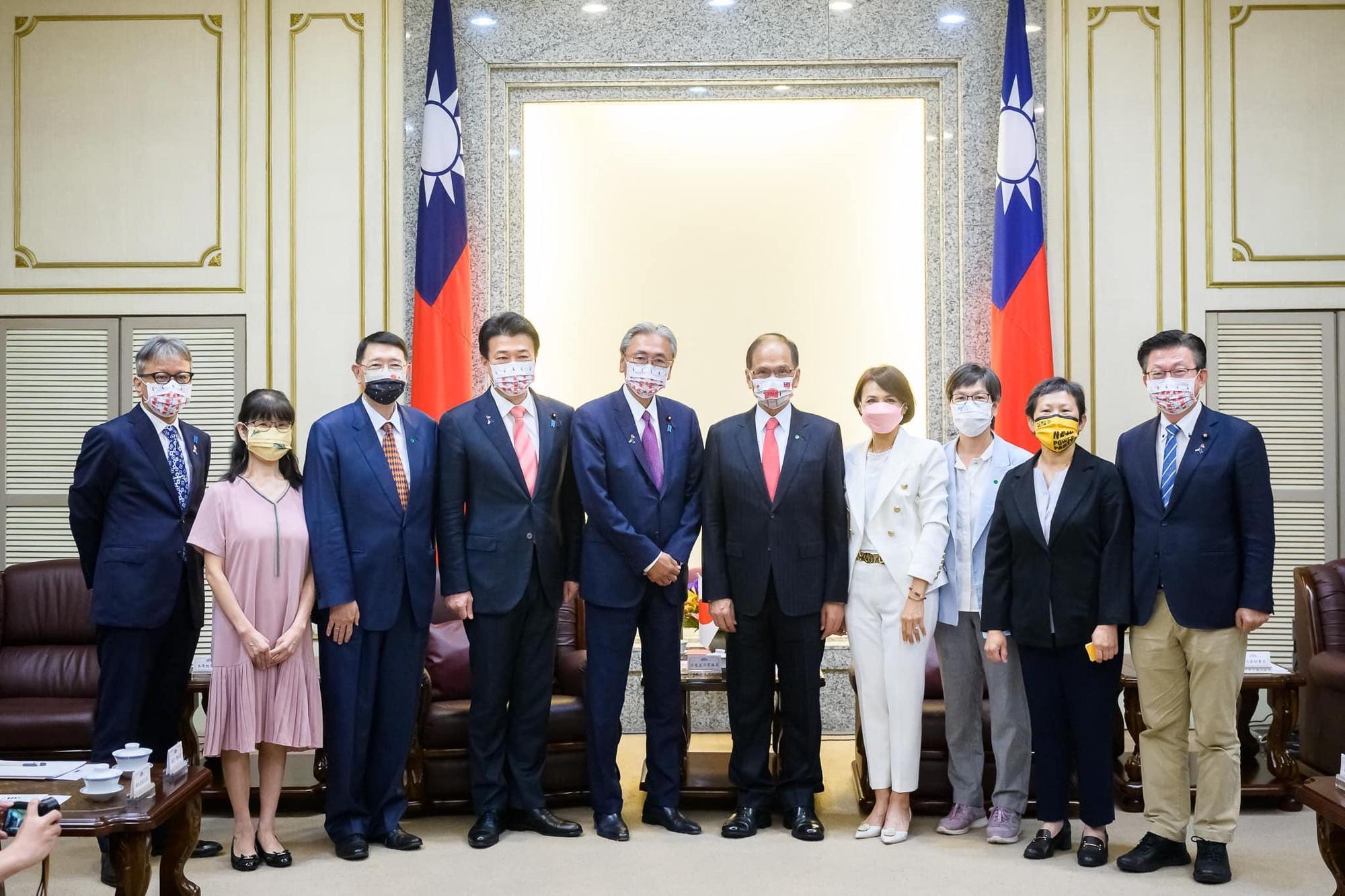 「日華議員懇談會」赴立法院拜訪院長游錫堃（右五），並與我國跨黨派立委交流。（翻攝自游錫堃臉書）