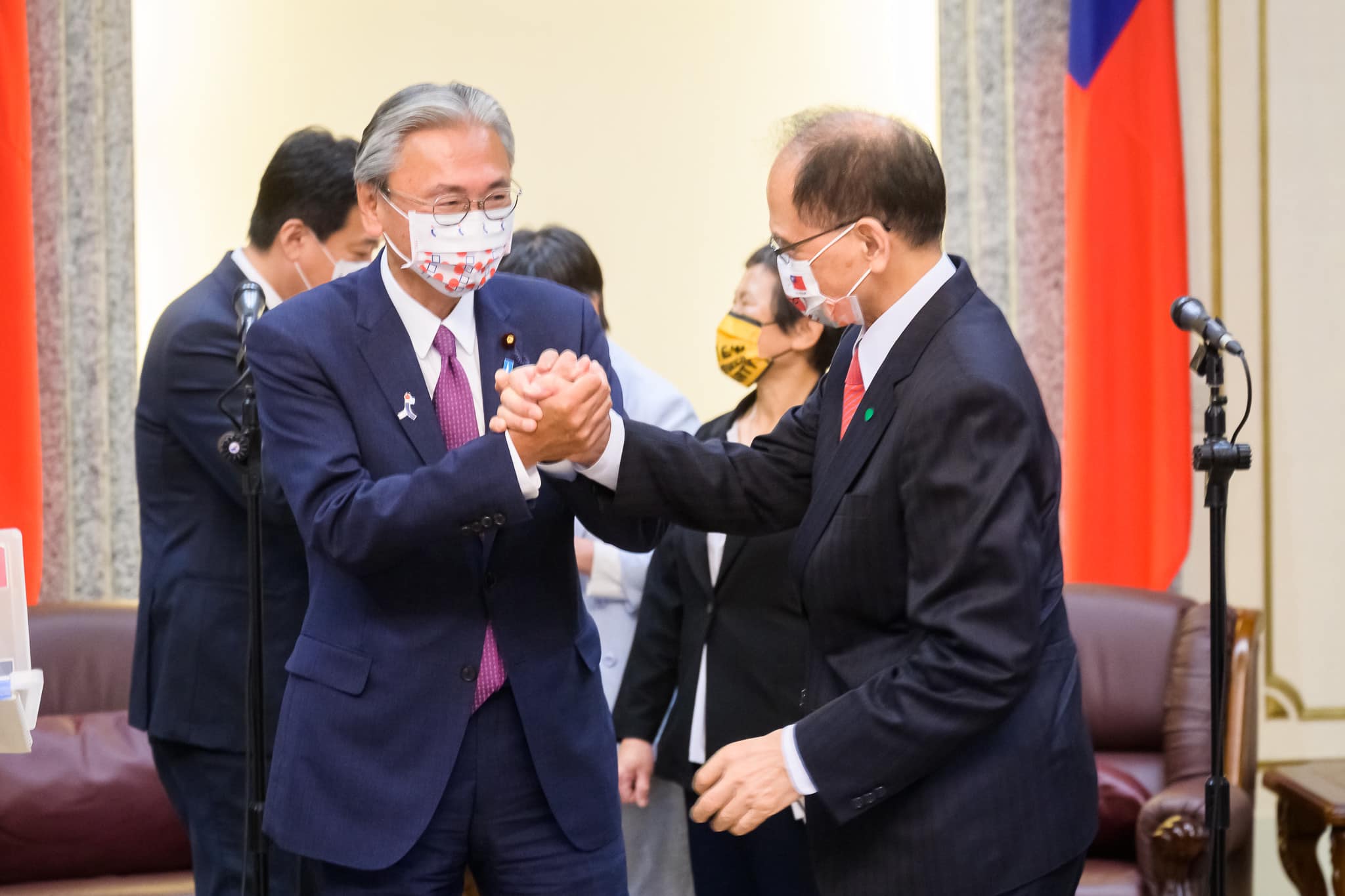 游錫堃（右）和古屋圭司（左）握手。（翻攝自游錫堃臉書）