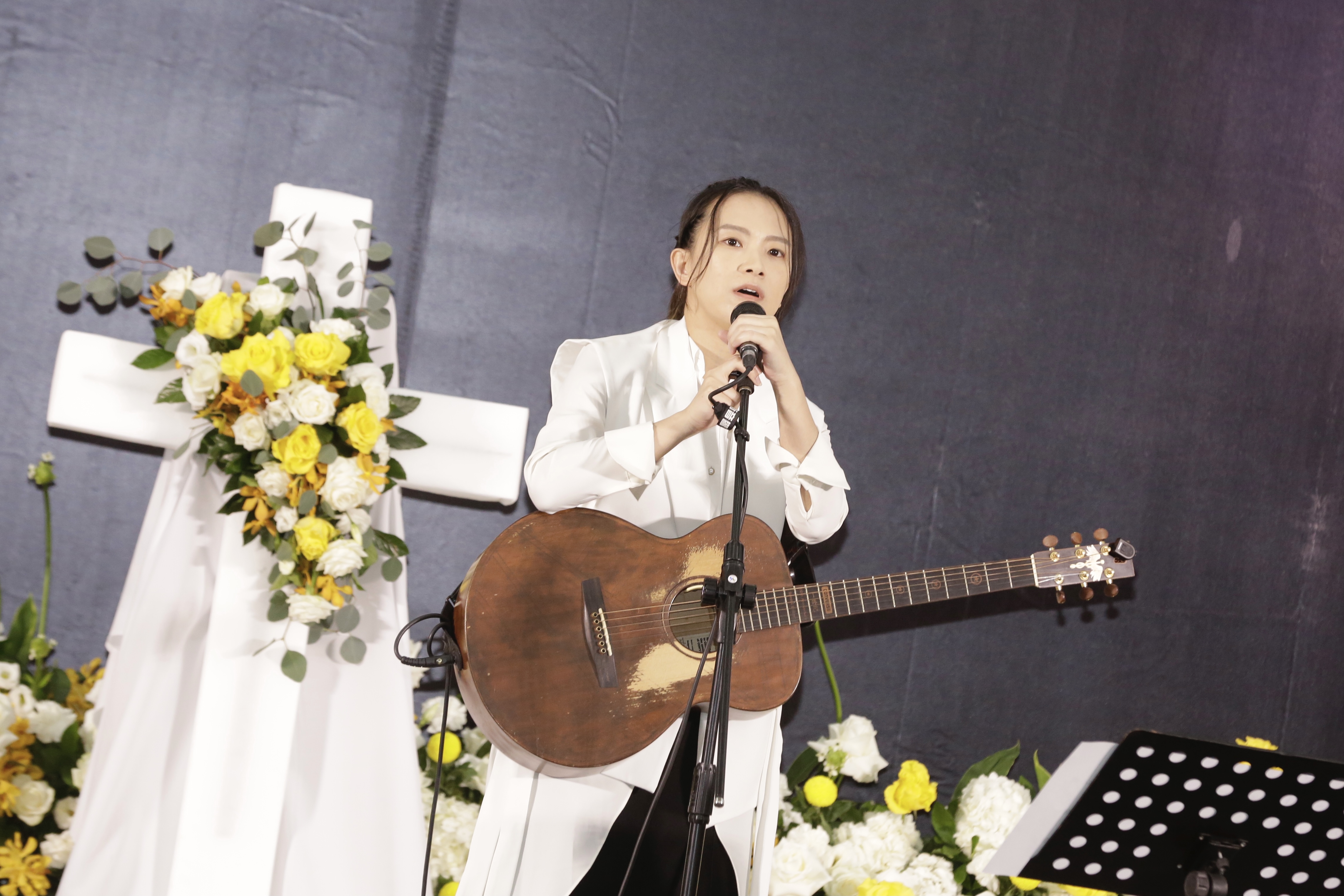張芸京演唱艾成的組曲為追思會開場。