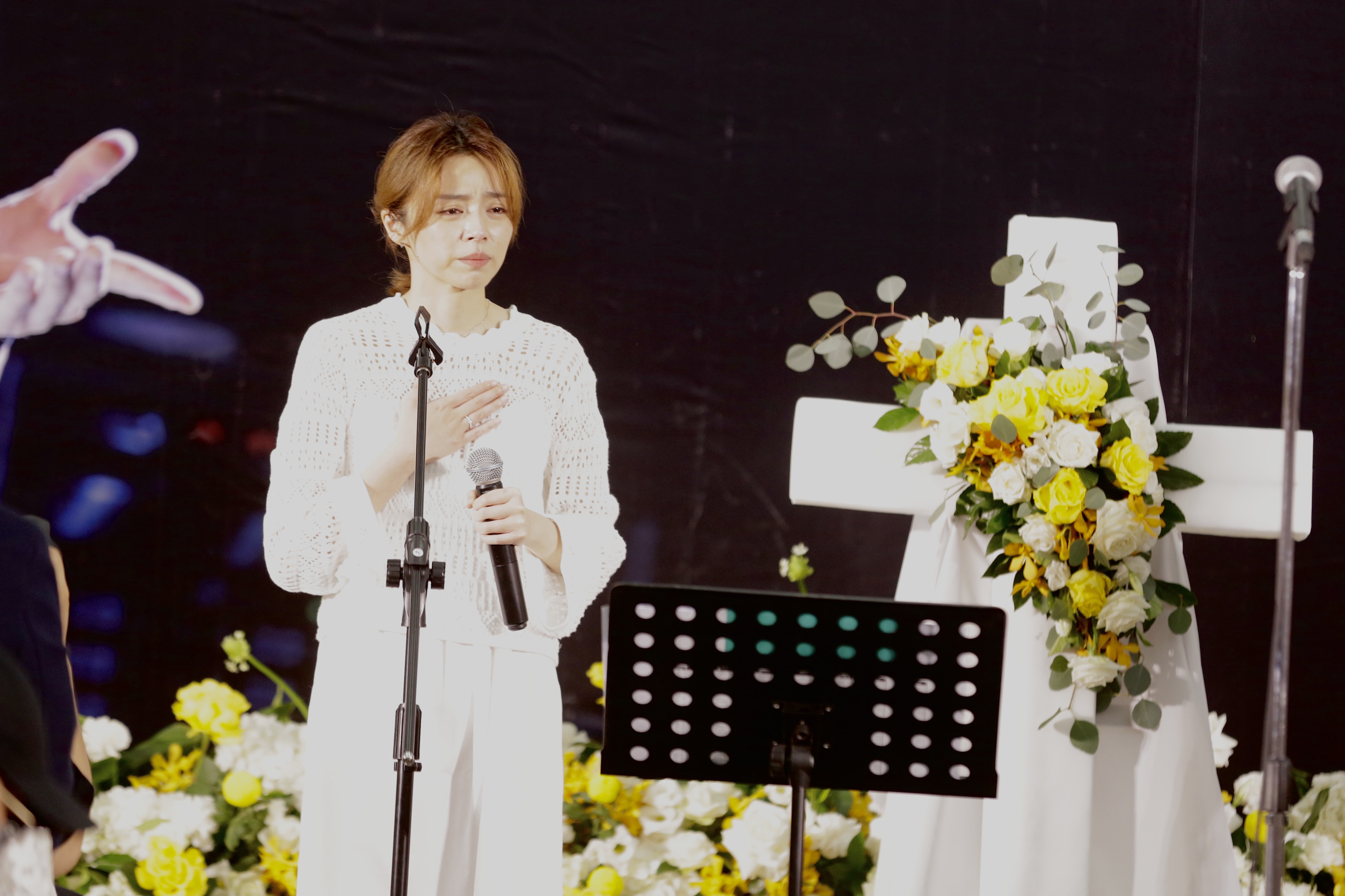 王瞳唱歌時幾度情緒崩潰。