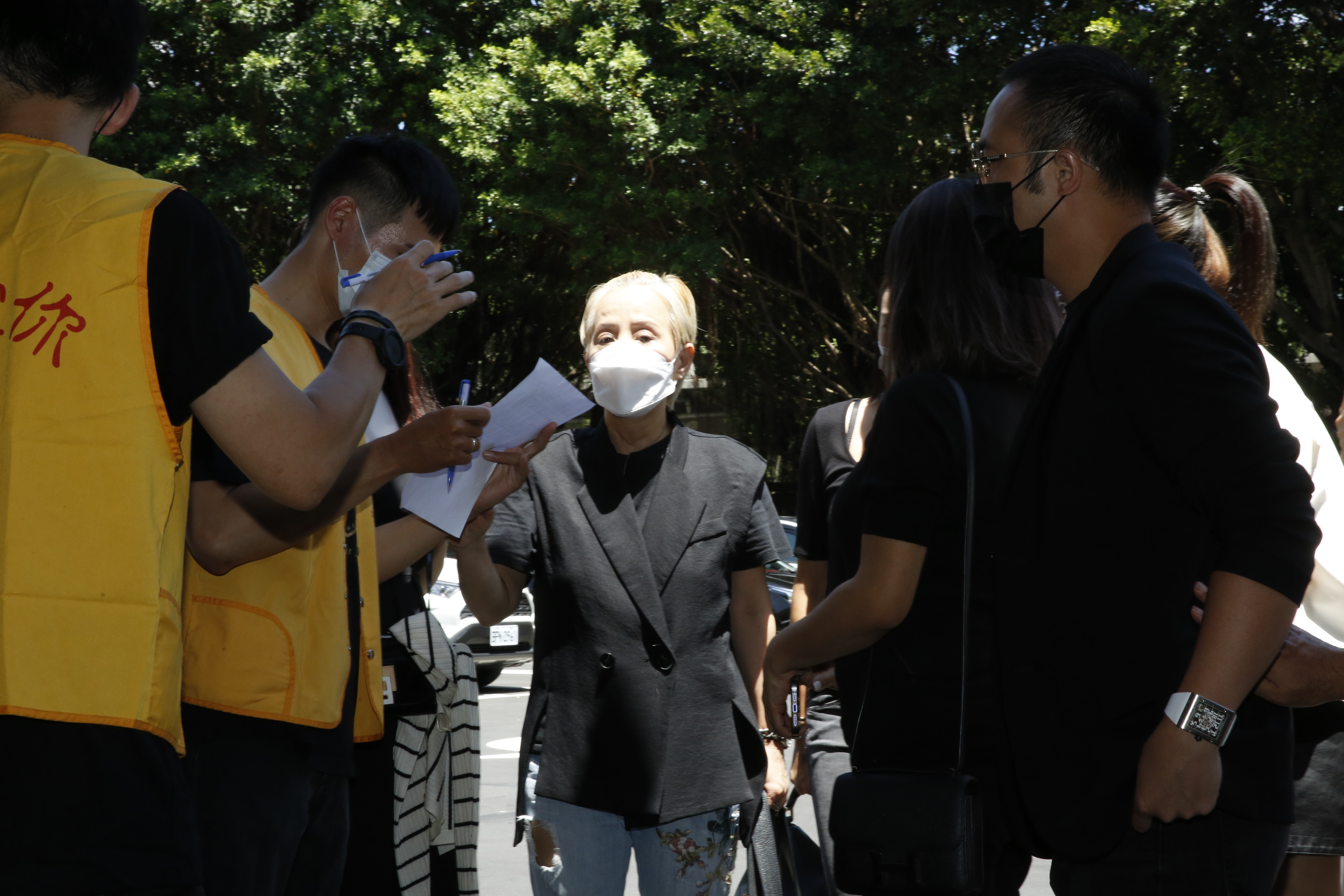 李明依（圖）一直陪伴在王瞳身邊，伴她走過煎熬的時刻。