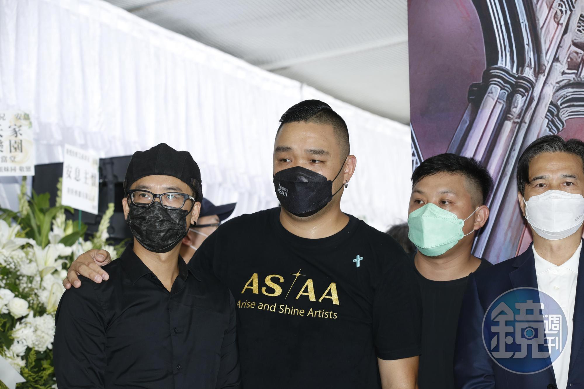 《新兵日記》劇組林道遠、李興文等人到場致意。