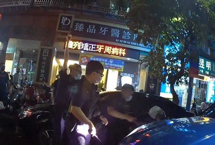 新北市蘆洲昨晚傳出雙方鬥毆糾紛，警方到場朝空連開5槍，壓制雙方囂張氣焰。（翻攝我是蘆洲人 LoveLuzhou臉書）