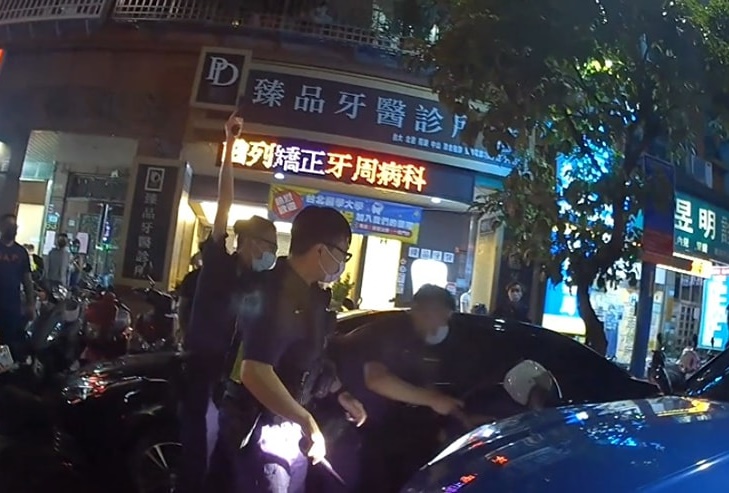 新北市蘆洲昨晚傳出雙方鬥毆糾紛，警方到場朝空連開5槍，壓制雙方囂張氣焰。（翻攝我是蘆洲人 LoveLuzhou臉書）