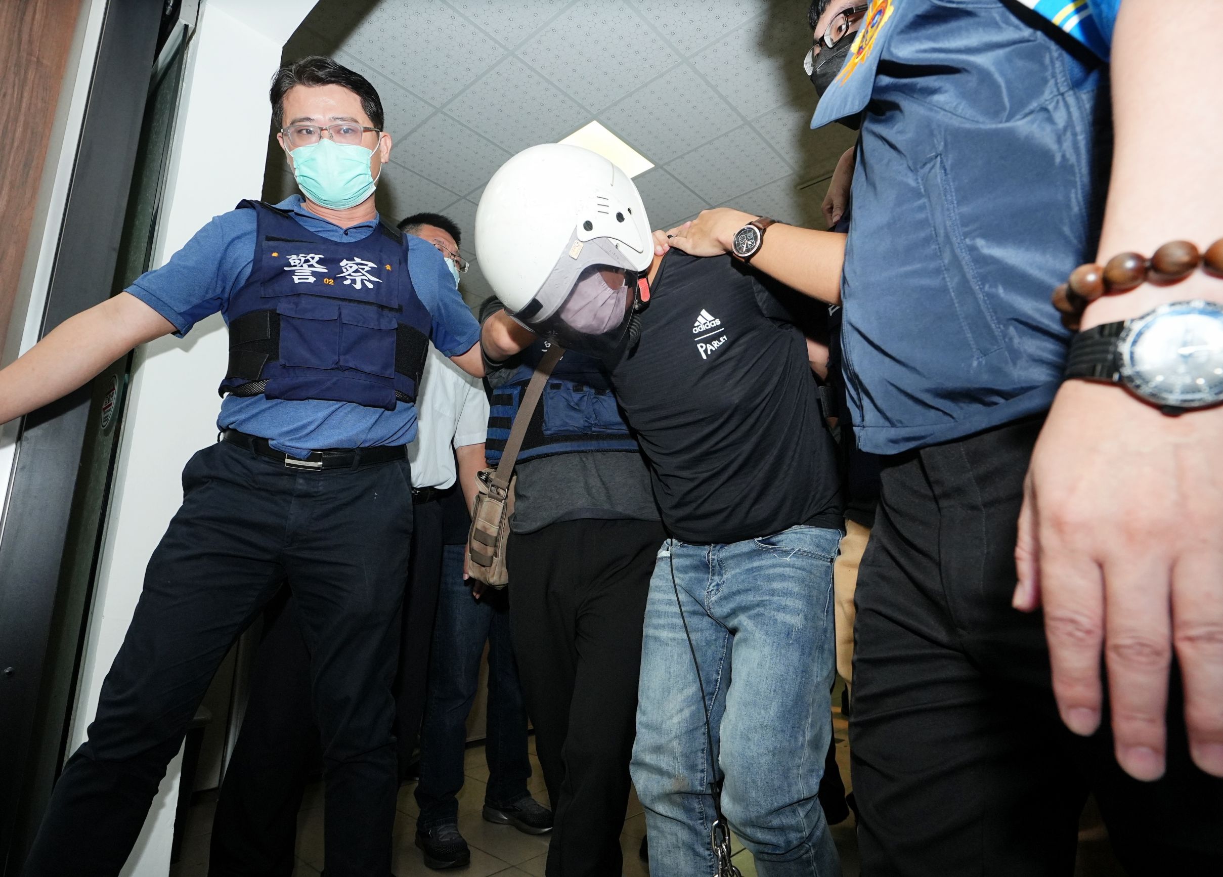 台南殺警案凶手林信吾昨日被逮捕歸案，不過詳細犯案過程還有諸多疑點有待釐清。