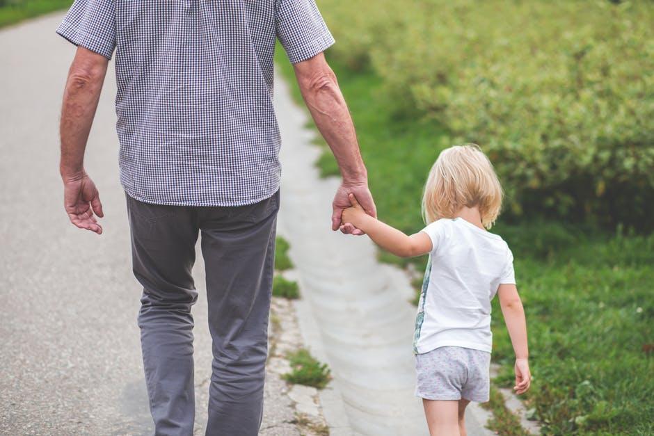 一名老農民帶著智障兒子與孫子共同驗DNA，驚曝不倫媳婦禁忌關係，示意圖，非當事者。（翻攝自pexels）