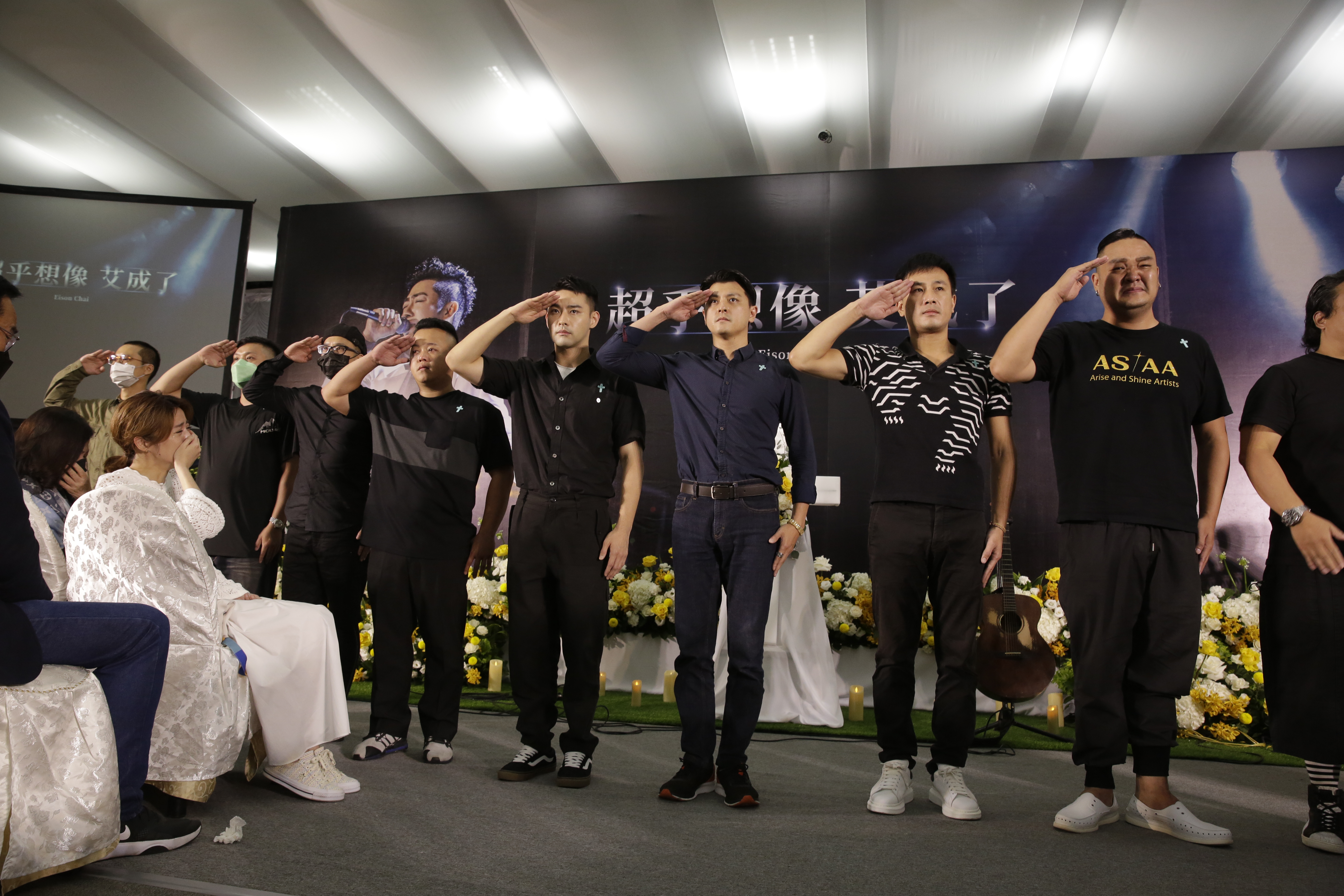 艾成當年在軍教喜劇《新兵日記》的戰友們今齊聚為他送行。